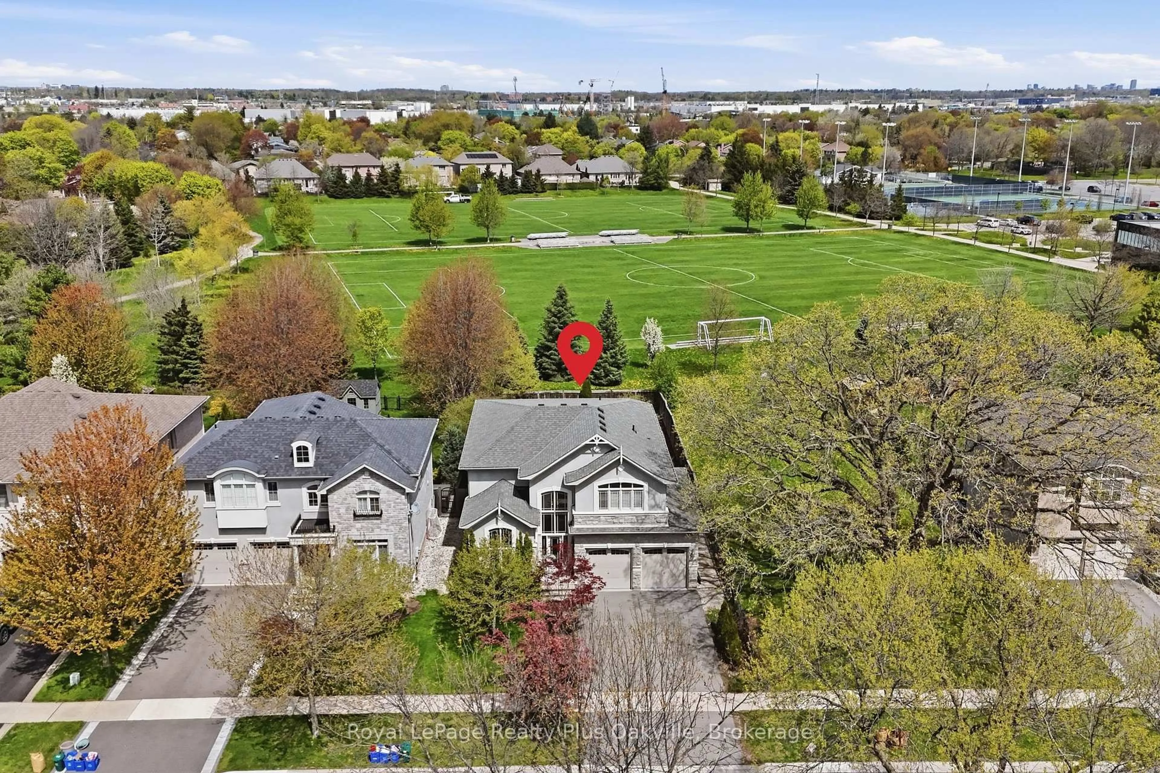 A pic from outside/outdoor area/front of a property/back of a property/a pic from drone, street for 2363 Yolanda Dr, Oakville Ontario L6L 2H9