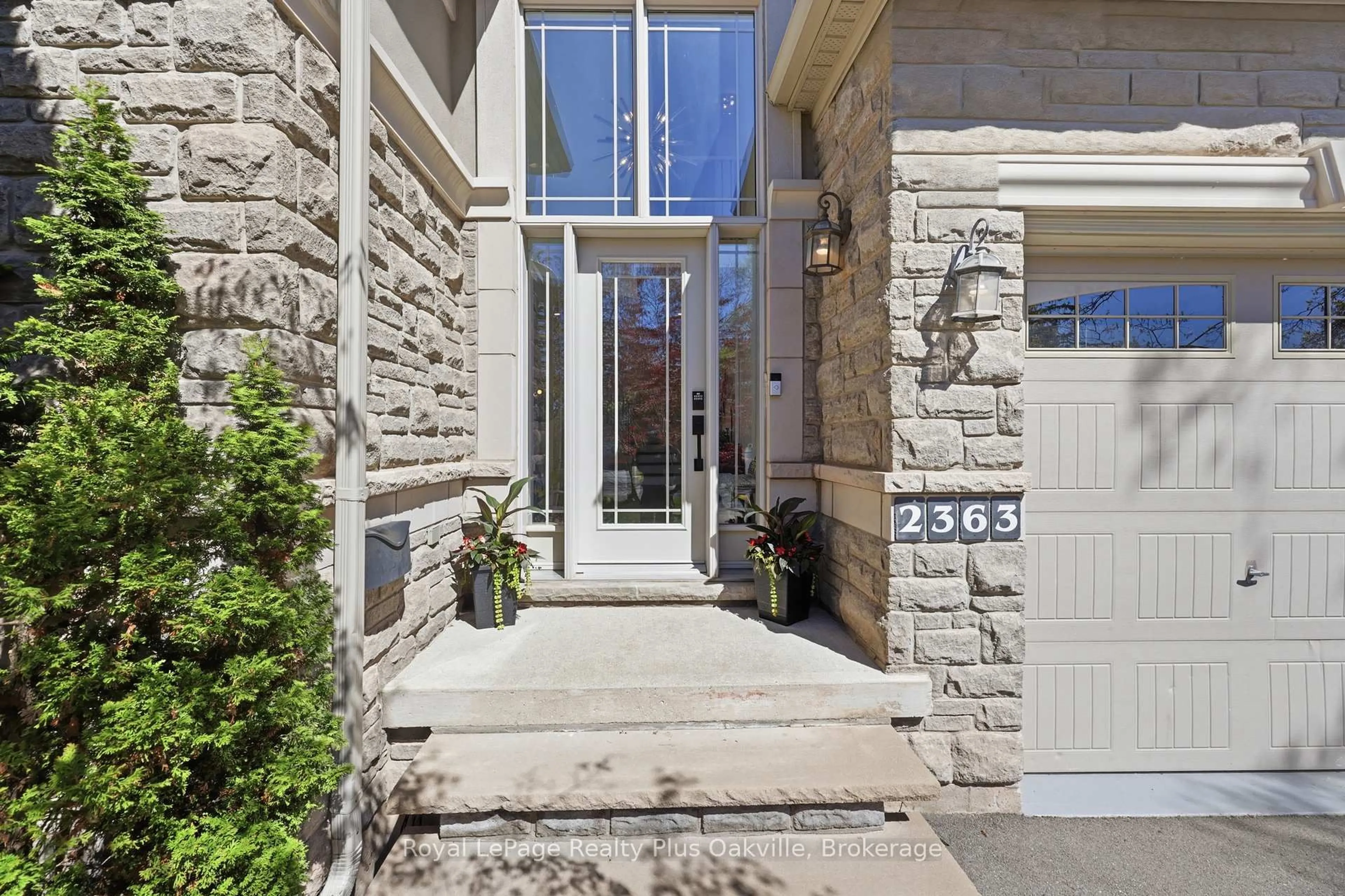 Indoor entryway for 2363 Yolanda Dr, Oakville Ontario L6L 2H9