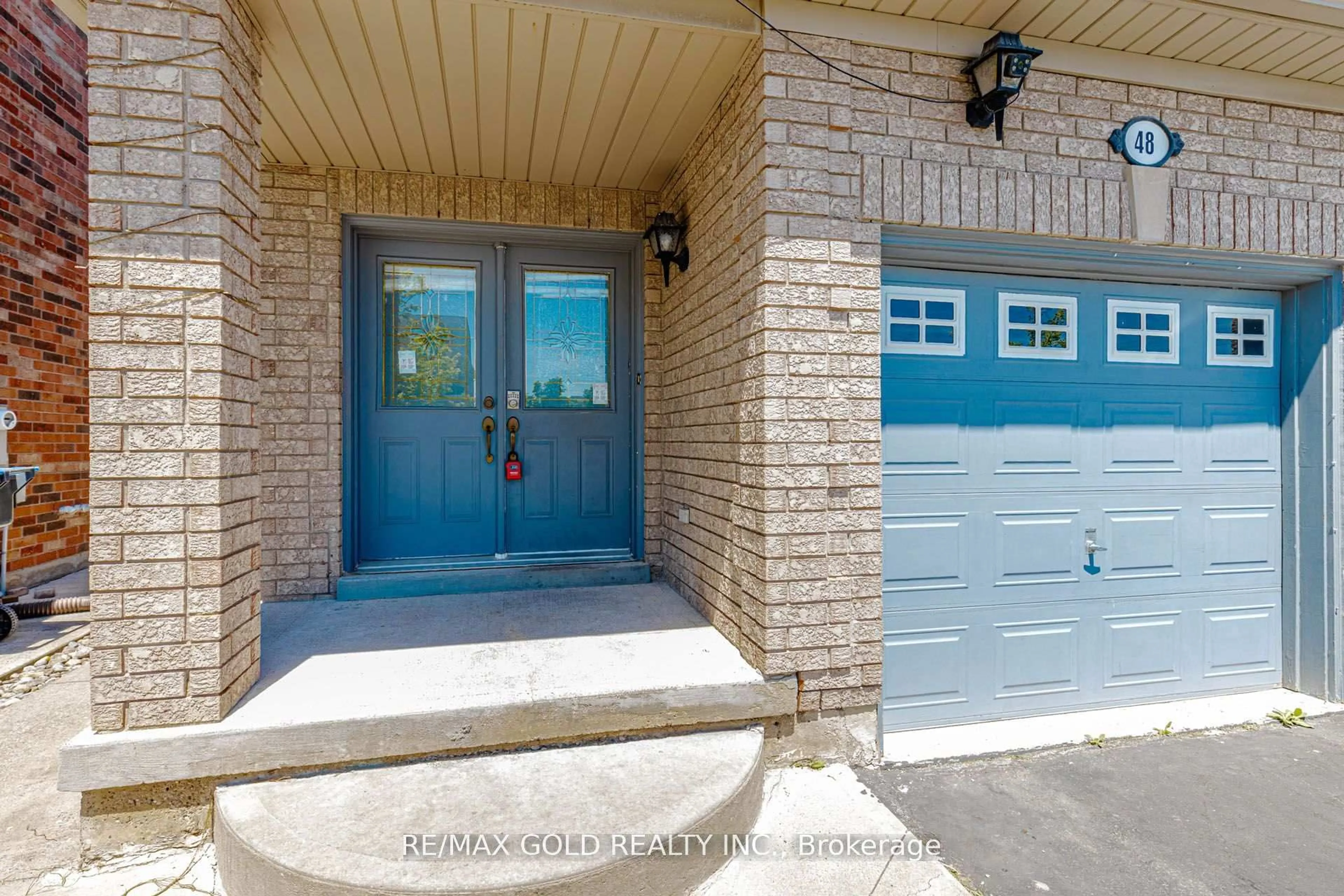 Indoor entryway for 48 Sugarberry Dr, Brampton Ontario L6X 0K2