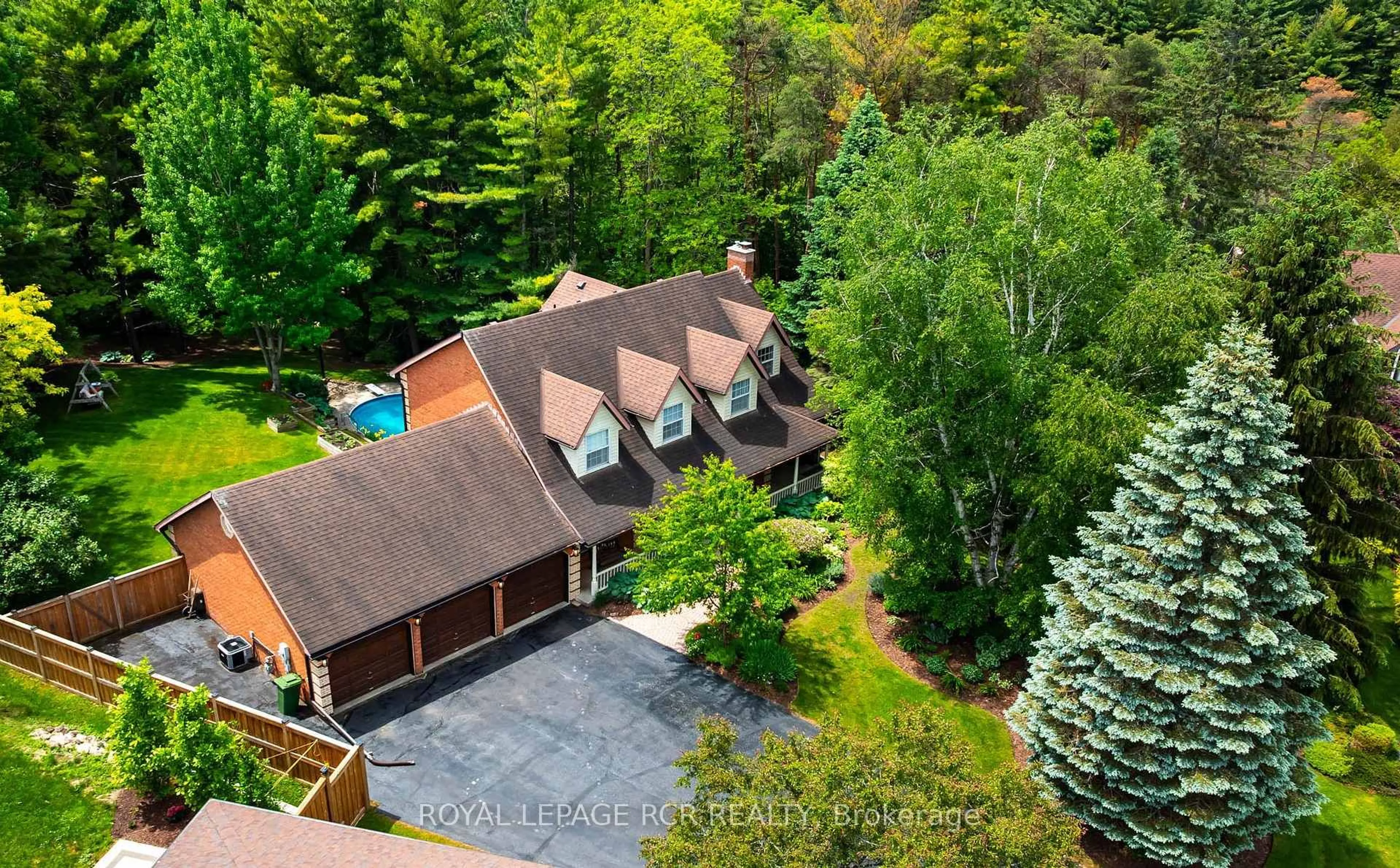 A pic from outside/outdoor area/front of a property/back of a property/a pic from drone, unknown for 3 Carroll Crt, Caledon Ontario L7E 0E1