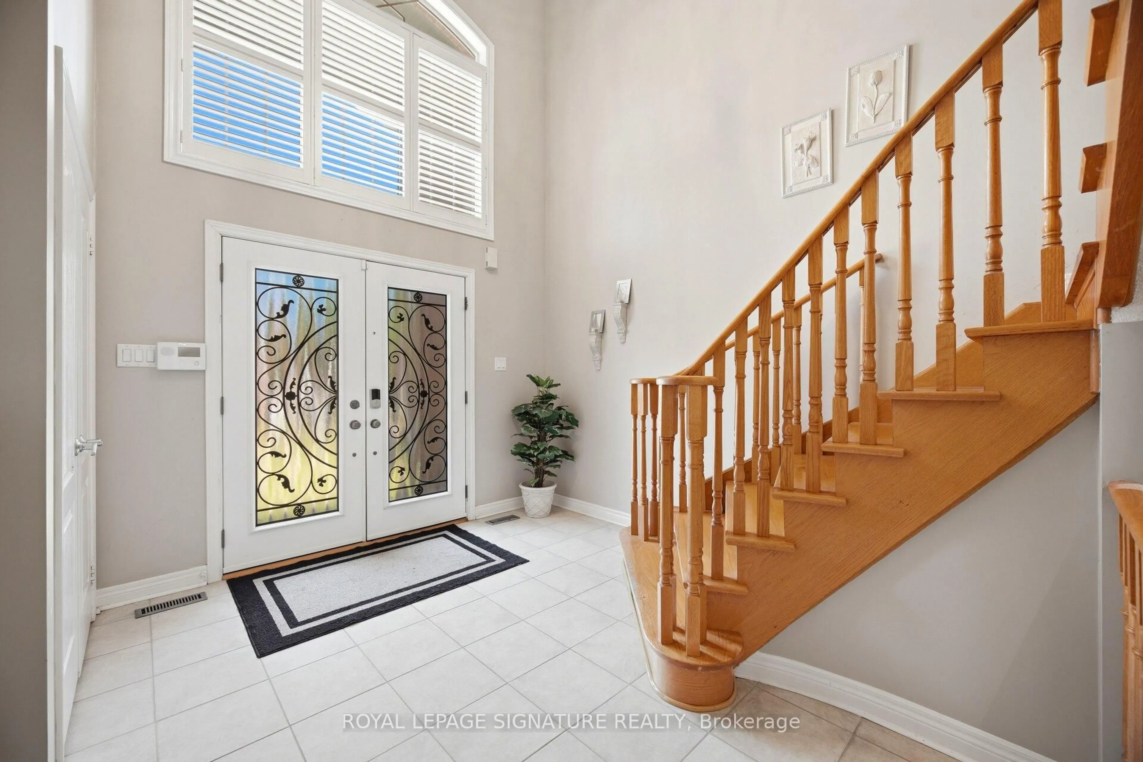 Indoor entryway for 1420 Derby County Cres, Oakville Ontario L6M 4N8