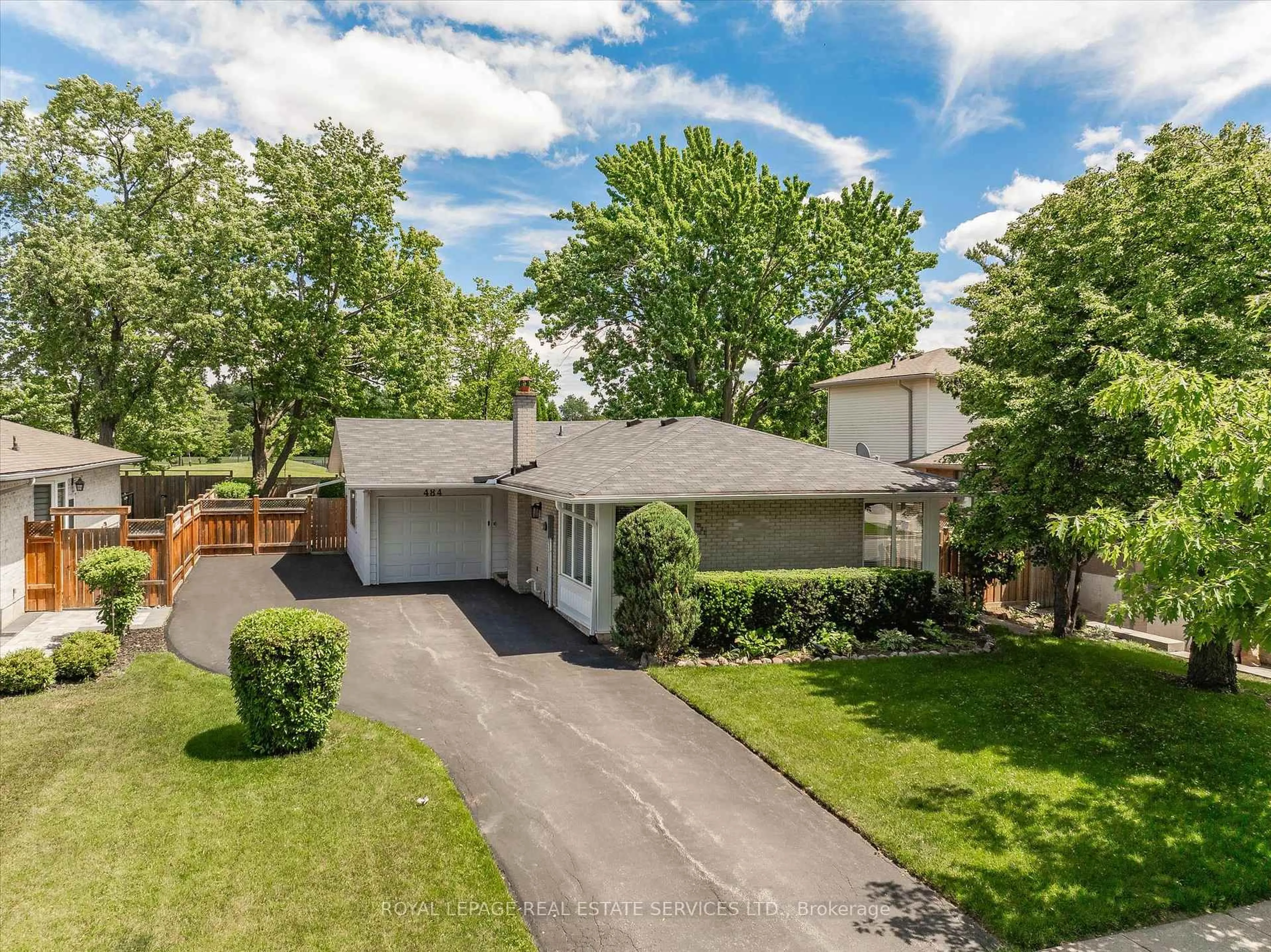 A pic from outside/outdoor area/front of a property/back of a property/a pic from drone, street for 484 Grand Blvd, Oakville Ontario L6H 1P3