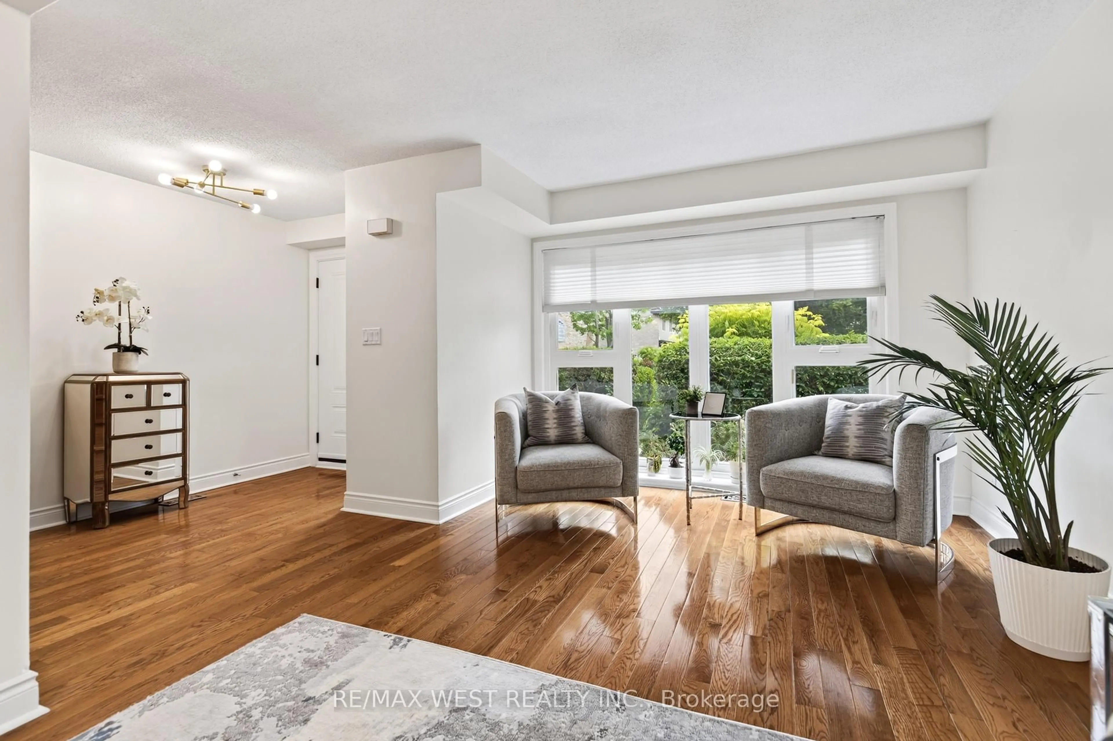Living room with furniture, unknown for 823 Hyde Rd, Burlington Ontario L7S 1S6