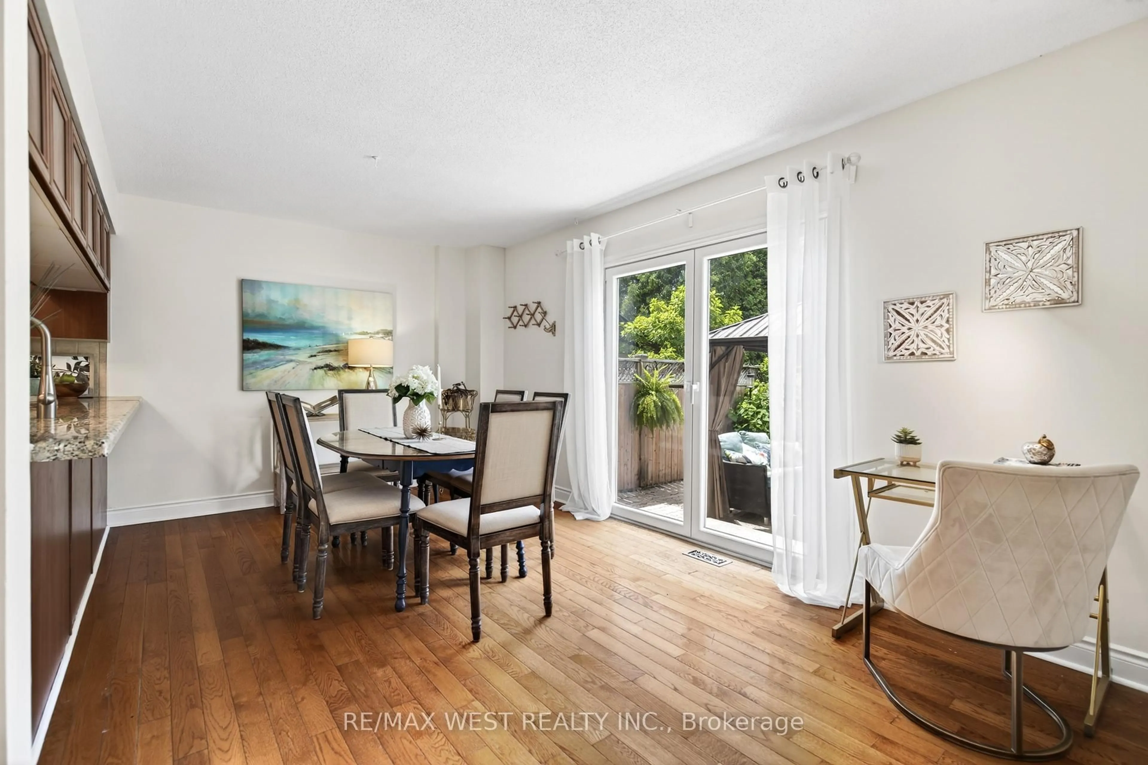 Dining room, wood/laminate floor for 823 Hyde Rd, Burlington Ontario L7S 1S6