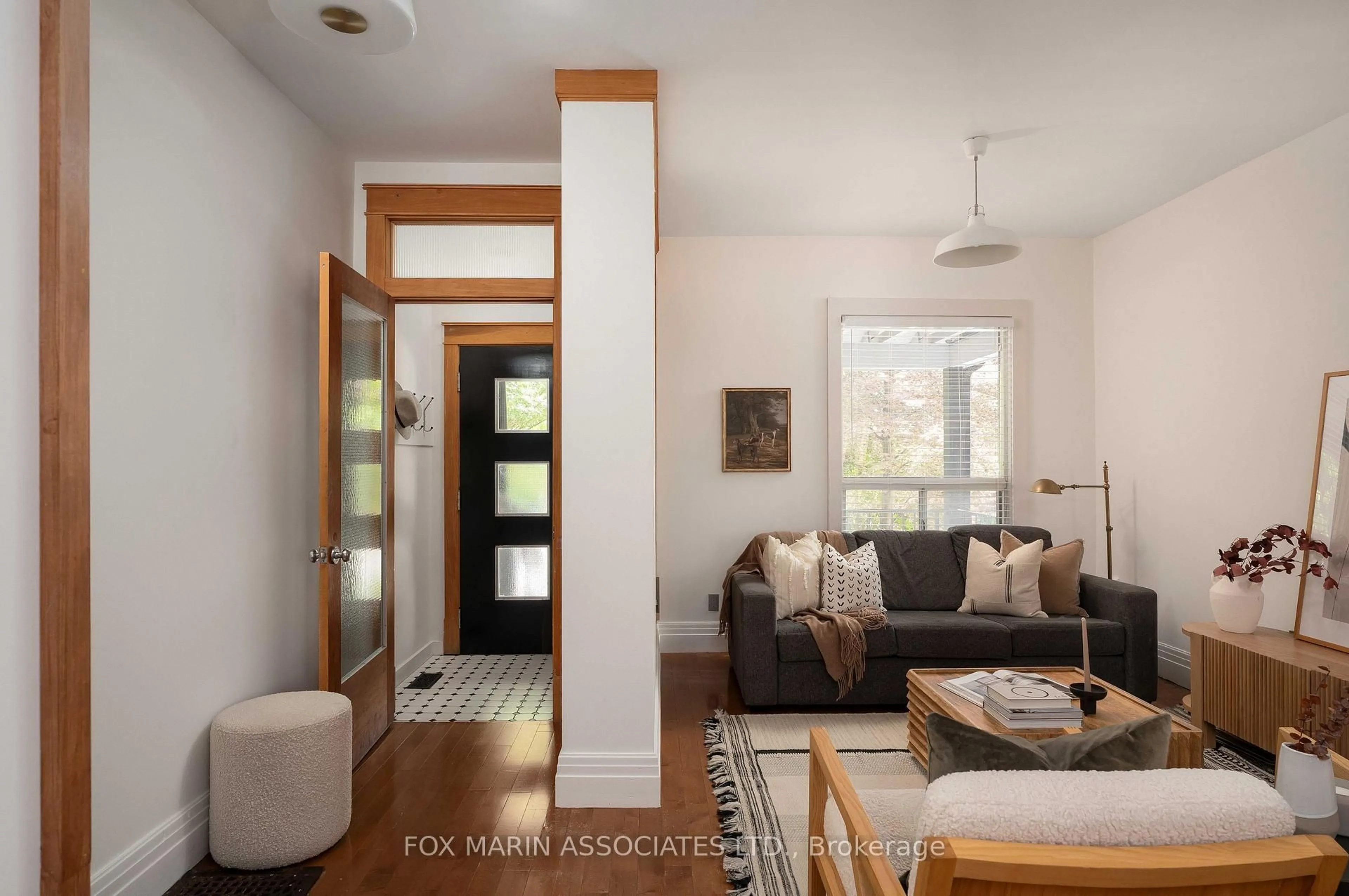 Indoor entryway for 276 Perth Ave, Toronto Ontario M6P 3Y2