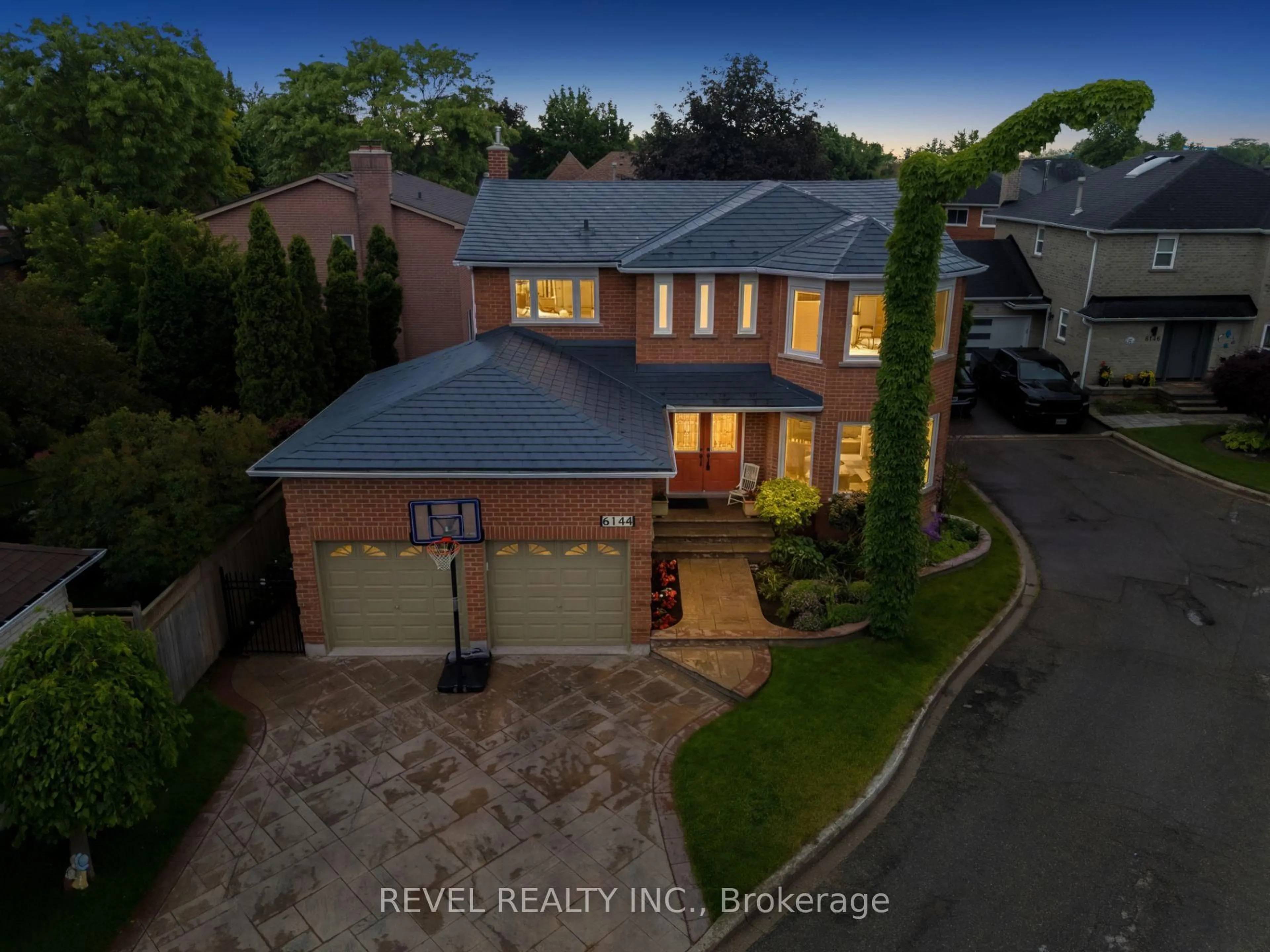 A pic from outside/outdoor area/front of a property/back of a property/a pic from drone, street for 6144 Tenth Line, Mississauga Ontario L5N 5S7