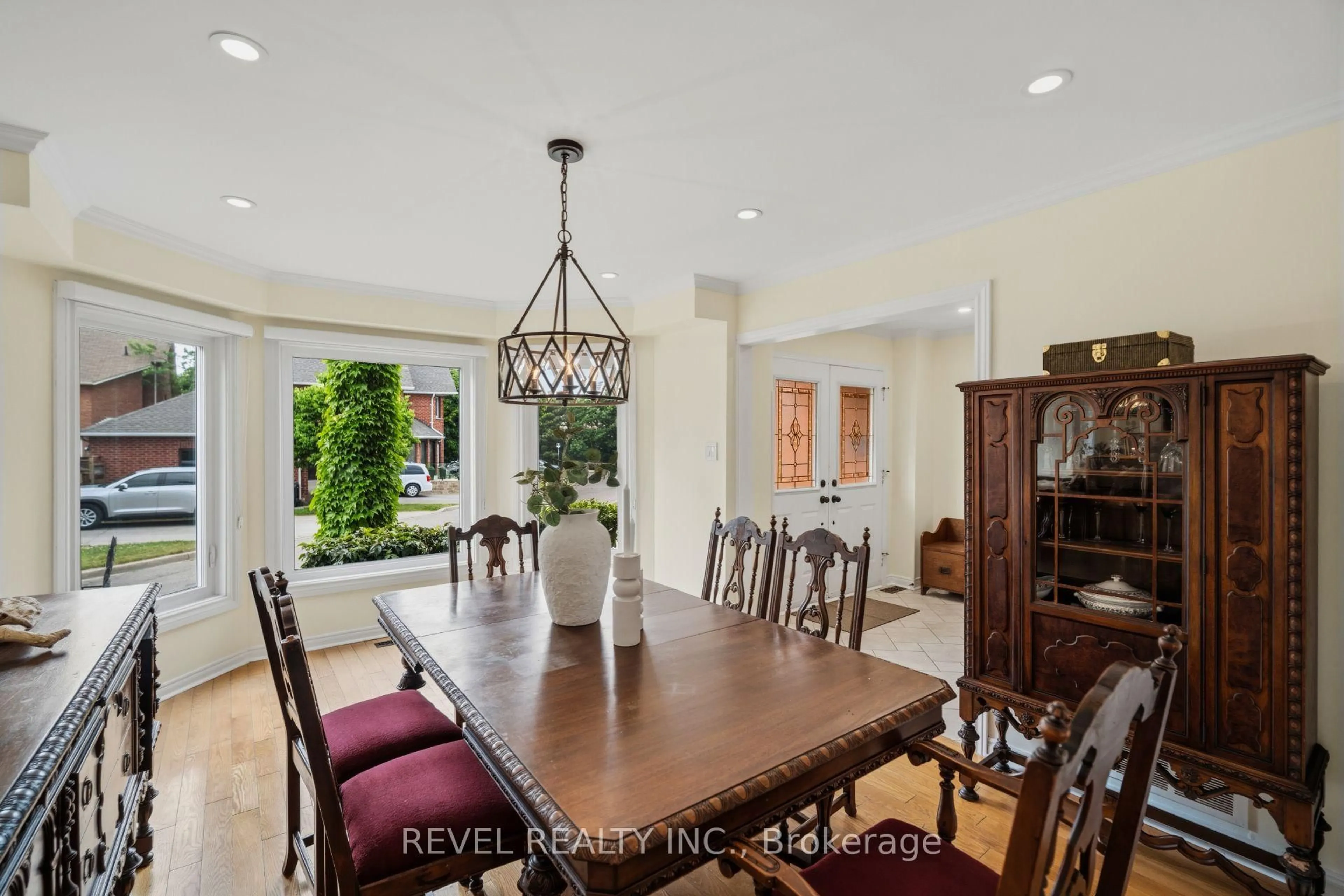 Dining room, ceramic/tile floor for 6144 Tenth Line, Mississauga Ontario L5N 5S7