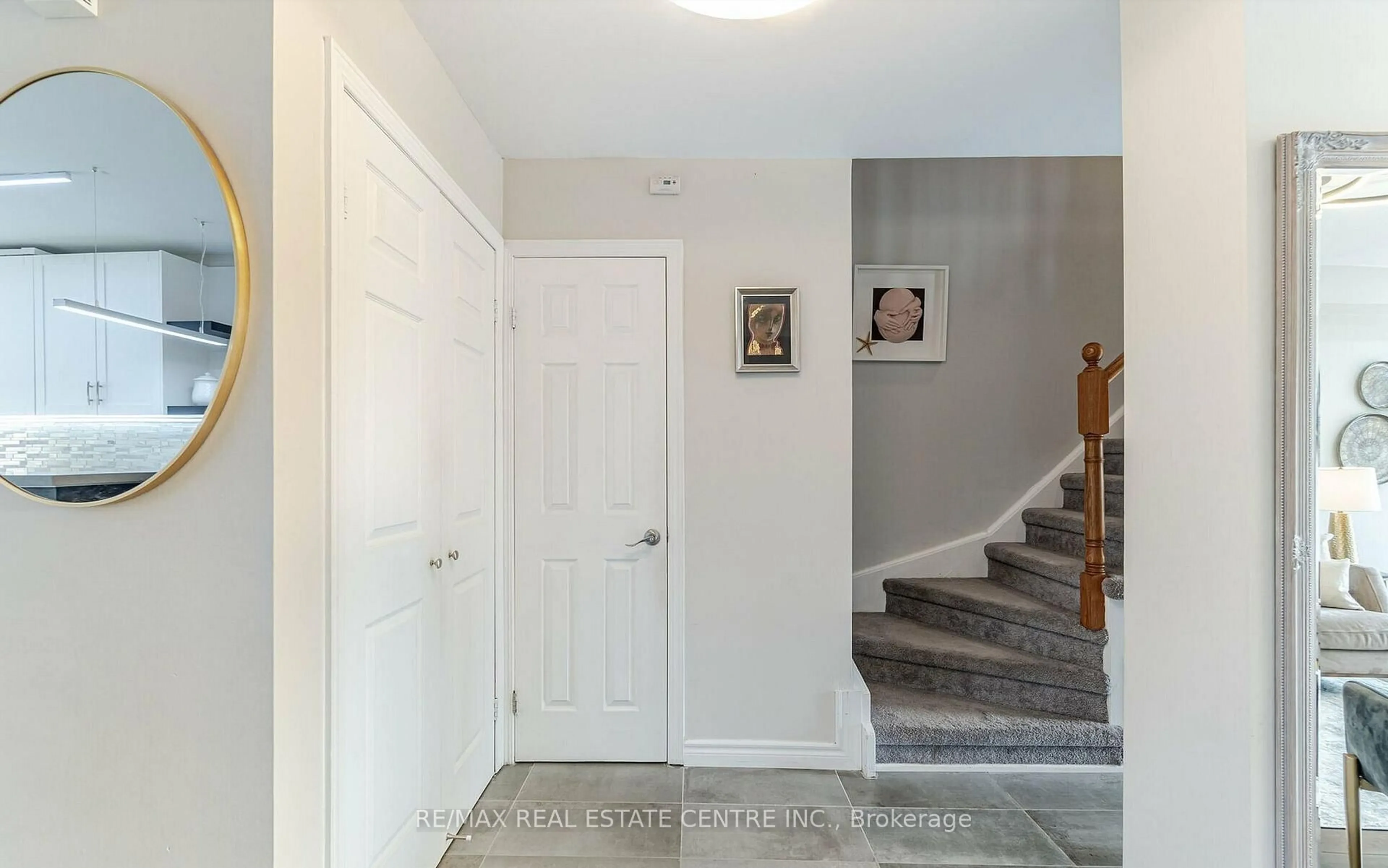 Indoor entryway for 2046 Glenada Cres, Oakville Ontario L6H 4M3