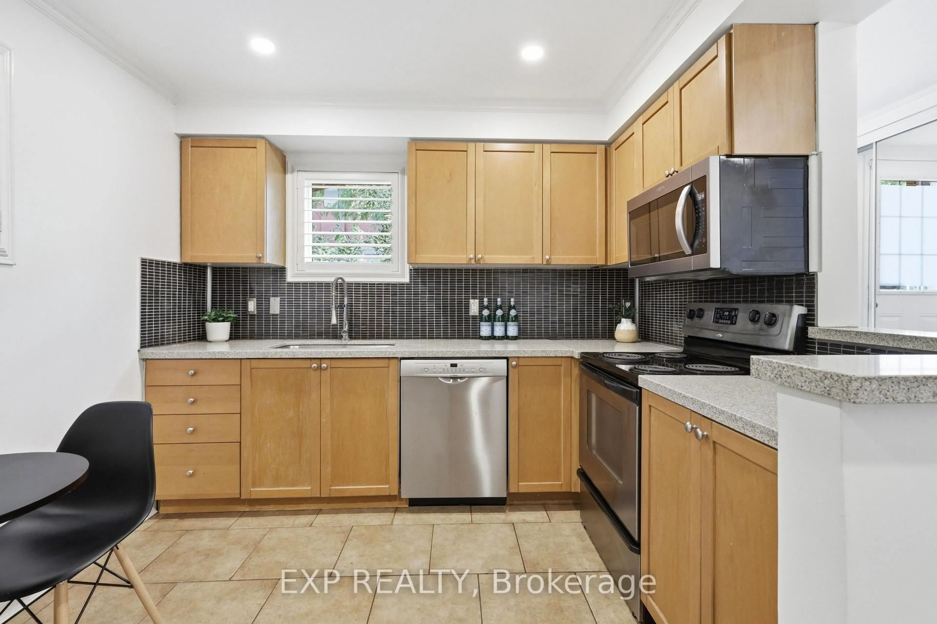 Standard kitchen, ceramic/tile floor for 31 Foundry Ave #29, Toronto Ontario M6H 4K7