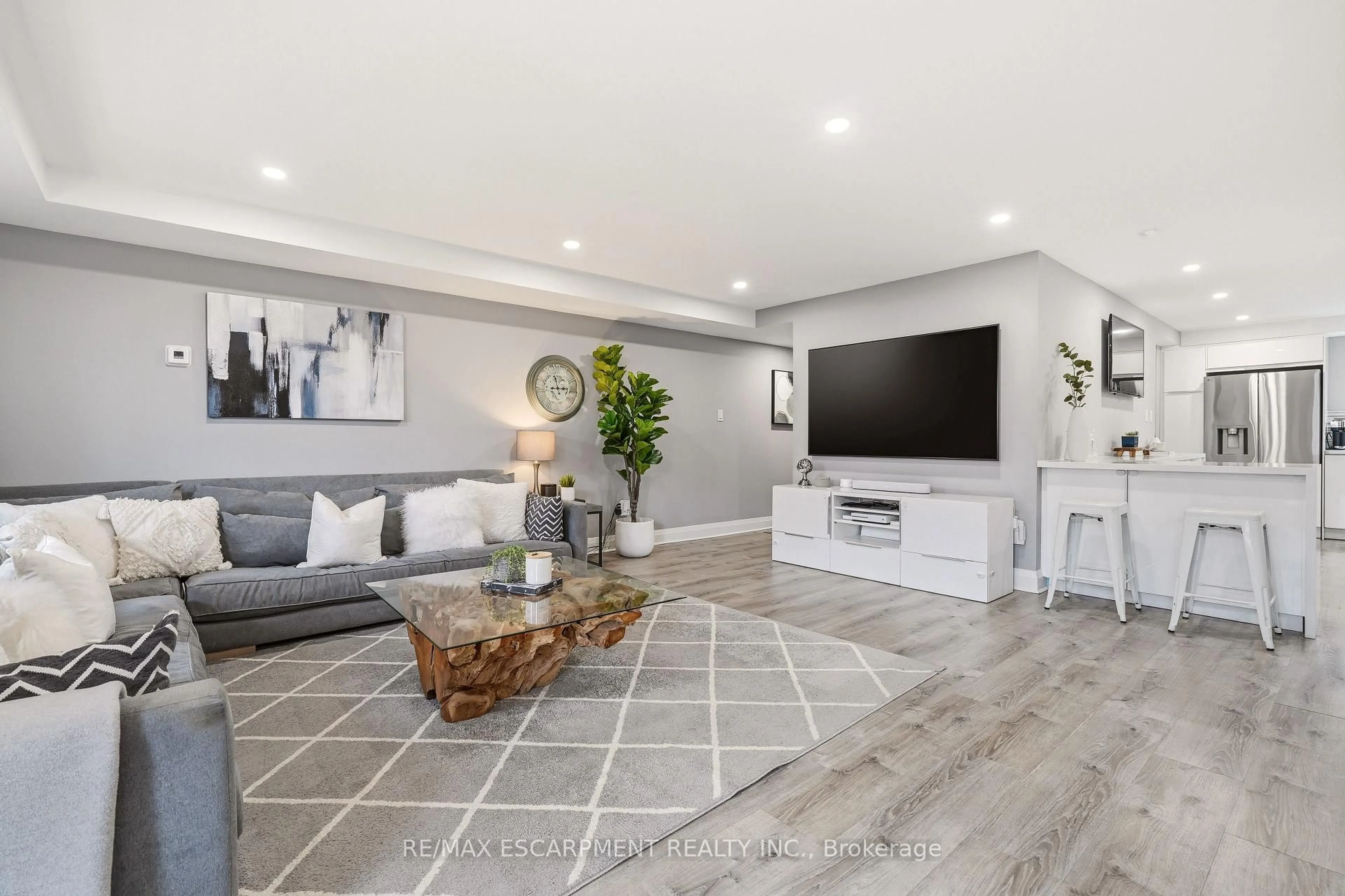 Living room with furniture, unknown for 1250 Mississauga Valley Blvd #177, Mississauga Ontario L5A 3R6