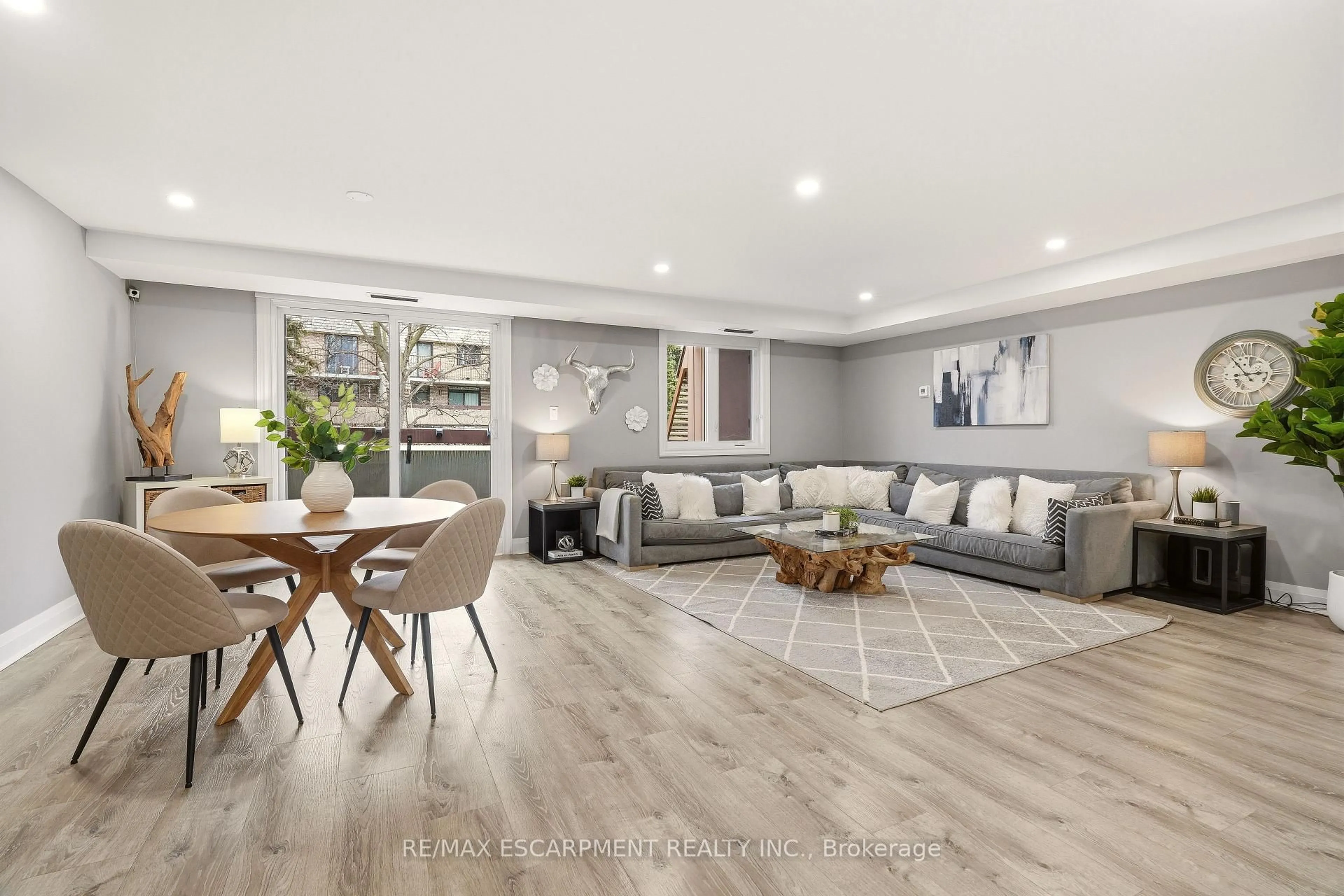 Living room with furniture, unknown for 1250 Mississauga Valley Blvd #177, Mississauga Ontario L5A 3R6
