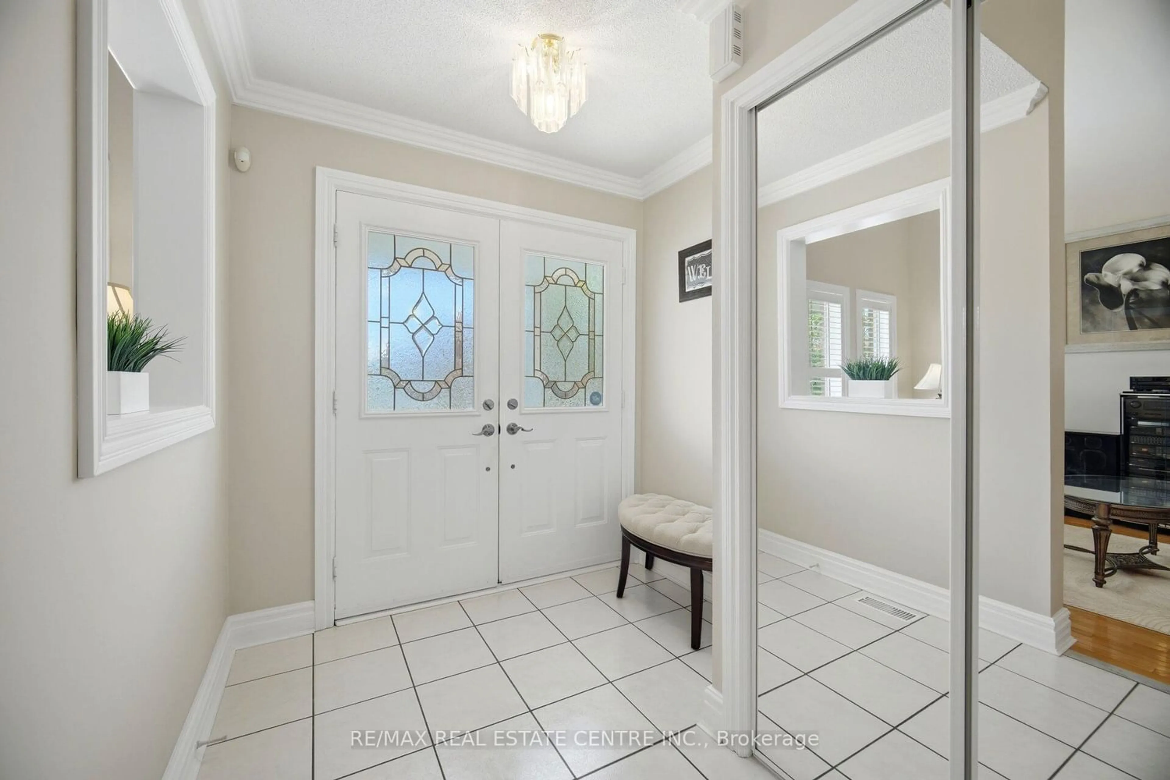 Indoor entryway for 18 grasshopper Way, Brampton Ontario L6R 2J6