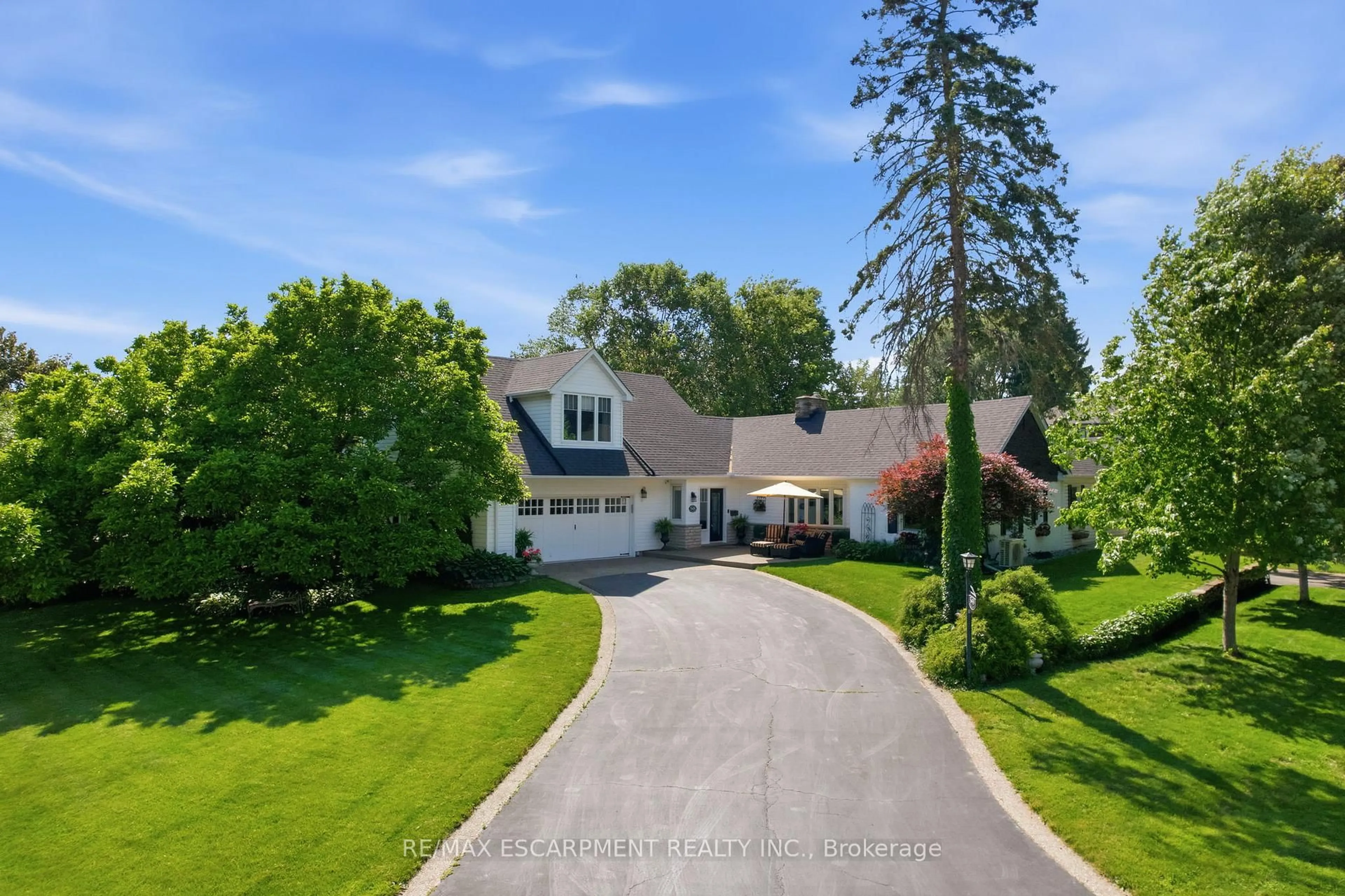 A pic from outside/outdoor area/front of a property/back of a property/a pic from drone, street for 549 Ann Ave, Burlington Ontario L7T 2S7