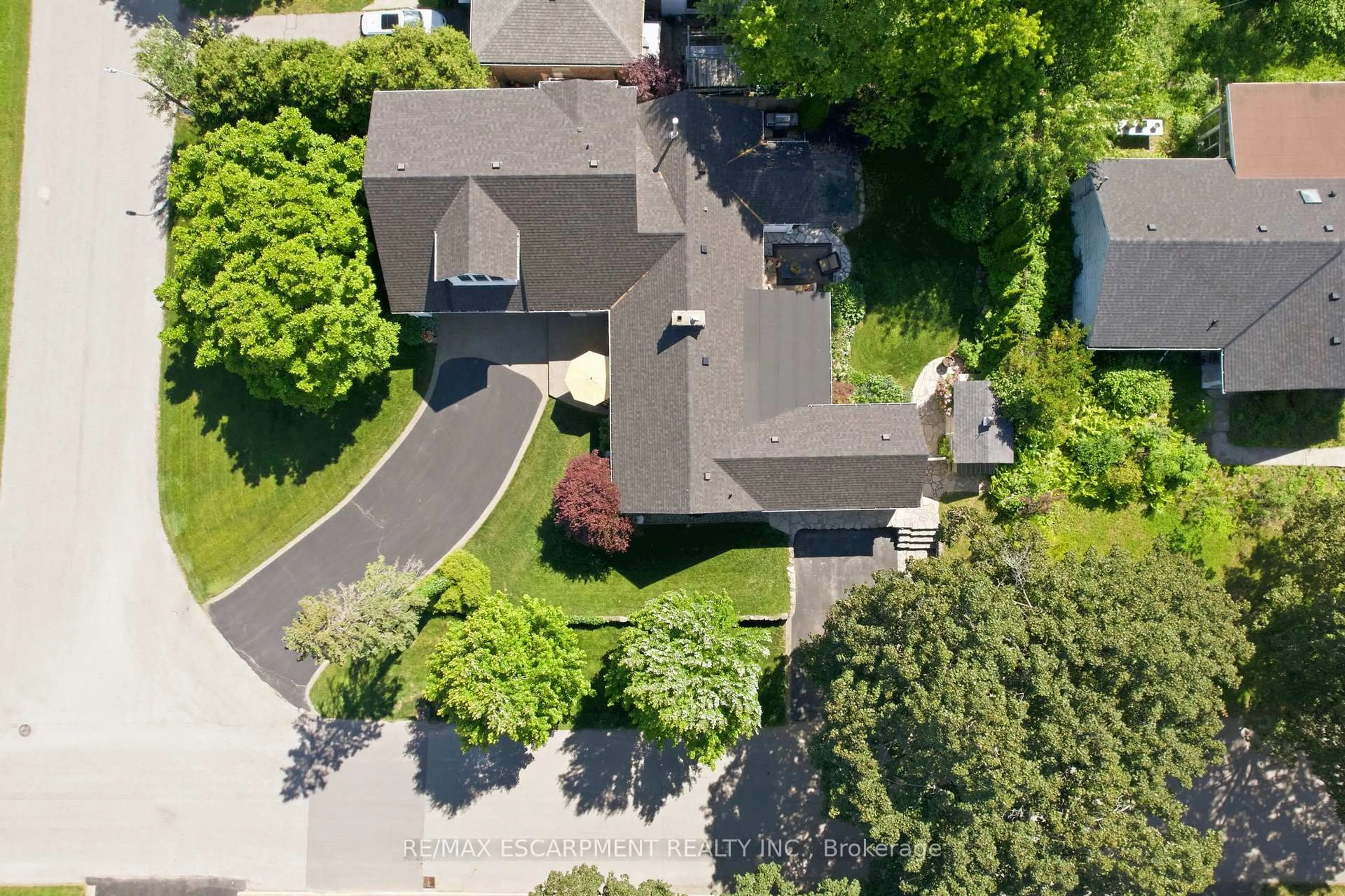 A pic from outside/outdoor area/front of a property/back of a property/a pic from drone, street for 549 Ann Ave, Burlington Ontario L7T 2S7