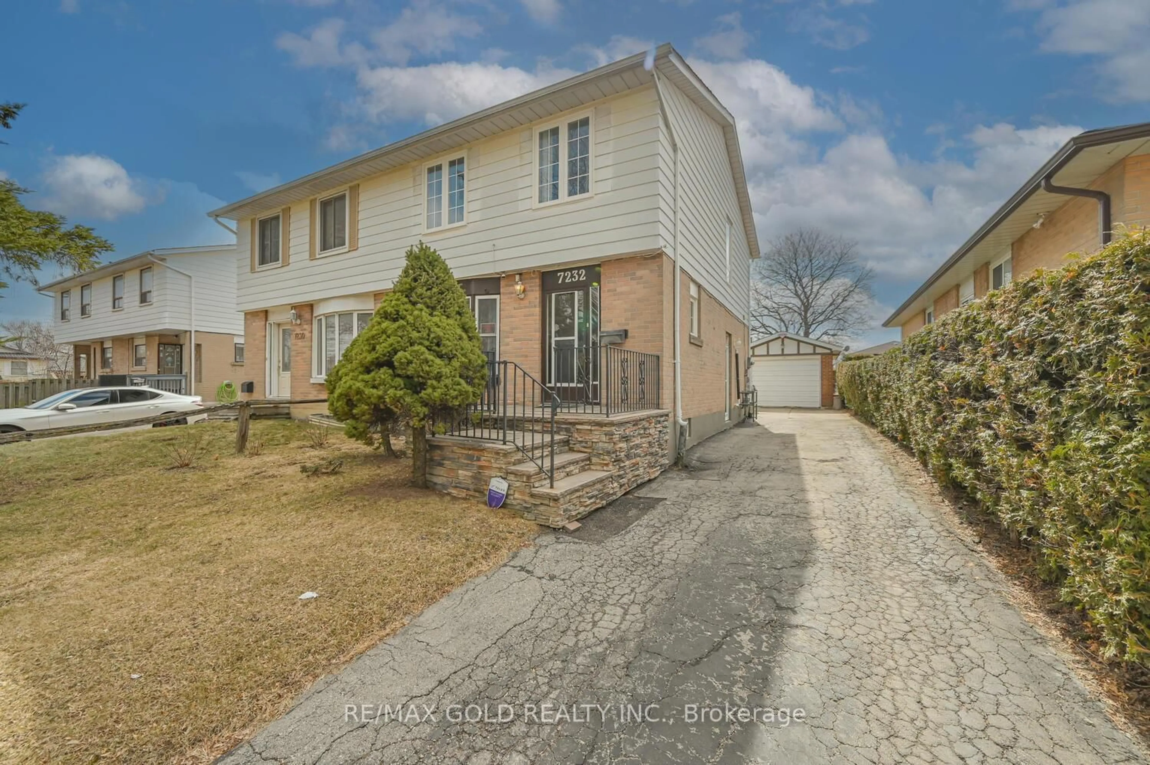 A pic from outside/outdoor area/front of a property/back of a property/a pic from drone, street for 7232 Redfox Rd, Mississauga Ontario L4T 2L8