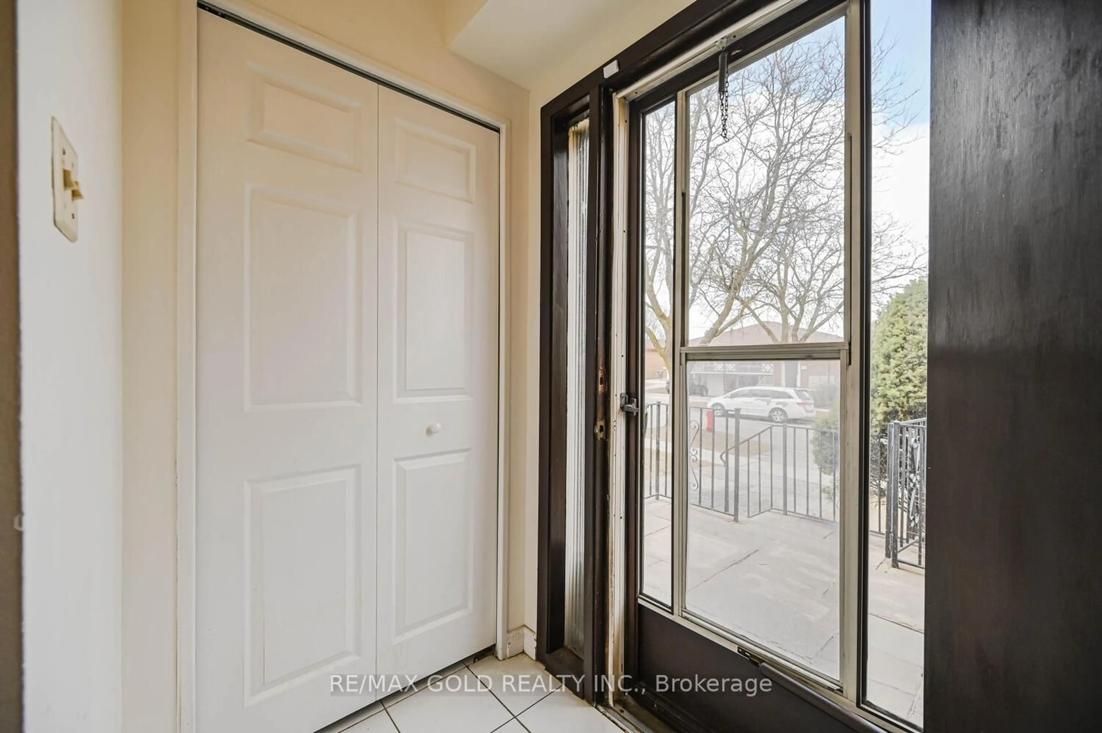 Indoor entryway for 7232 Redfox Rd, Mississauga Ontario L4T 2L8