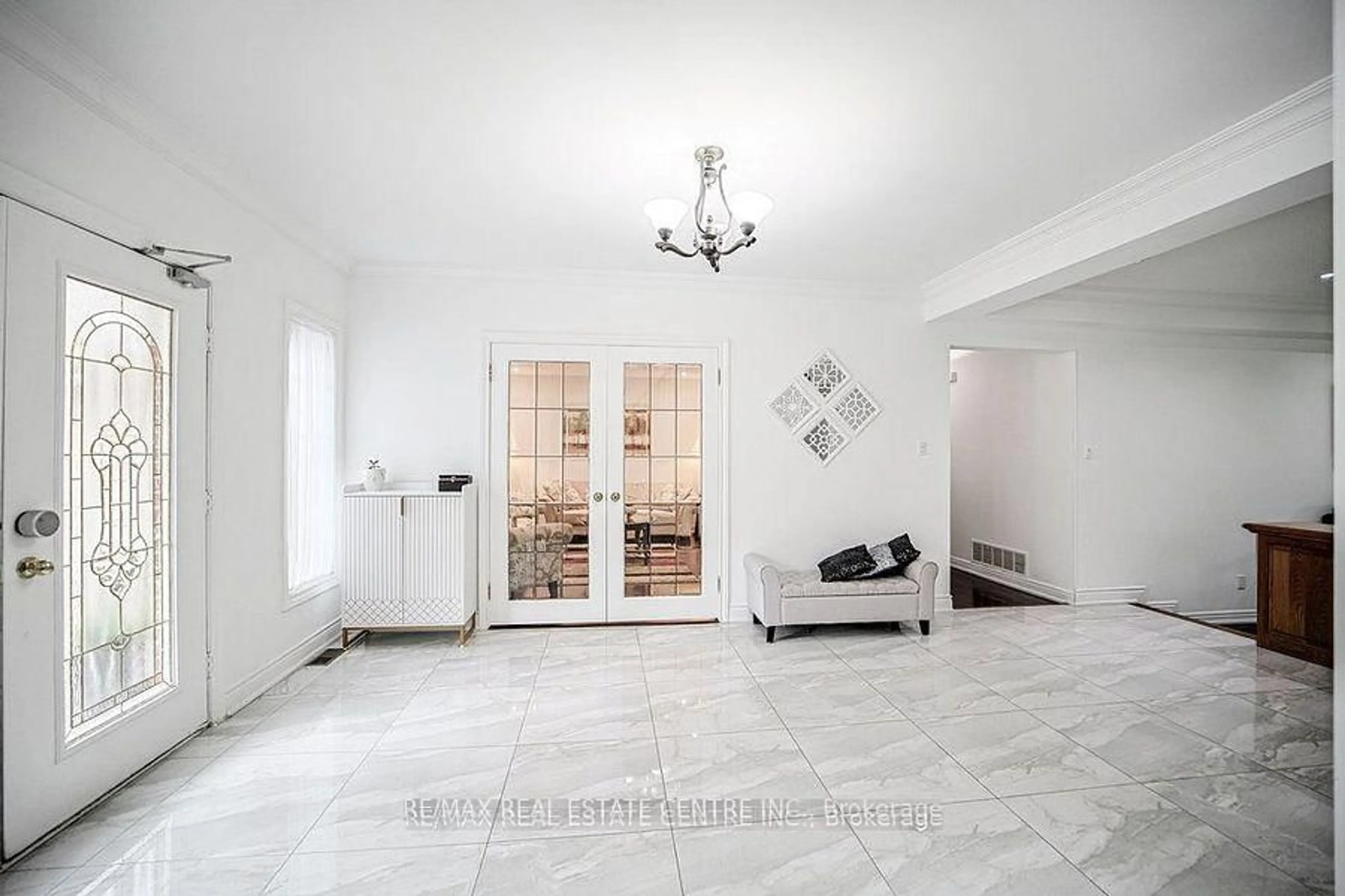 Indoor foyer for 7750 5 Side Rd, Milton Ontario L9T 2K7