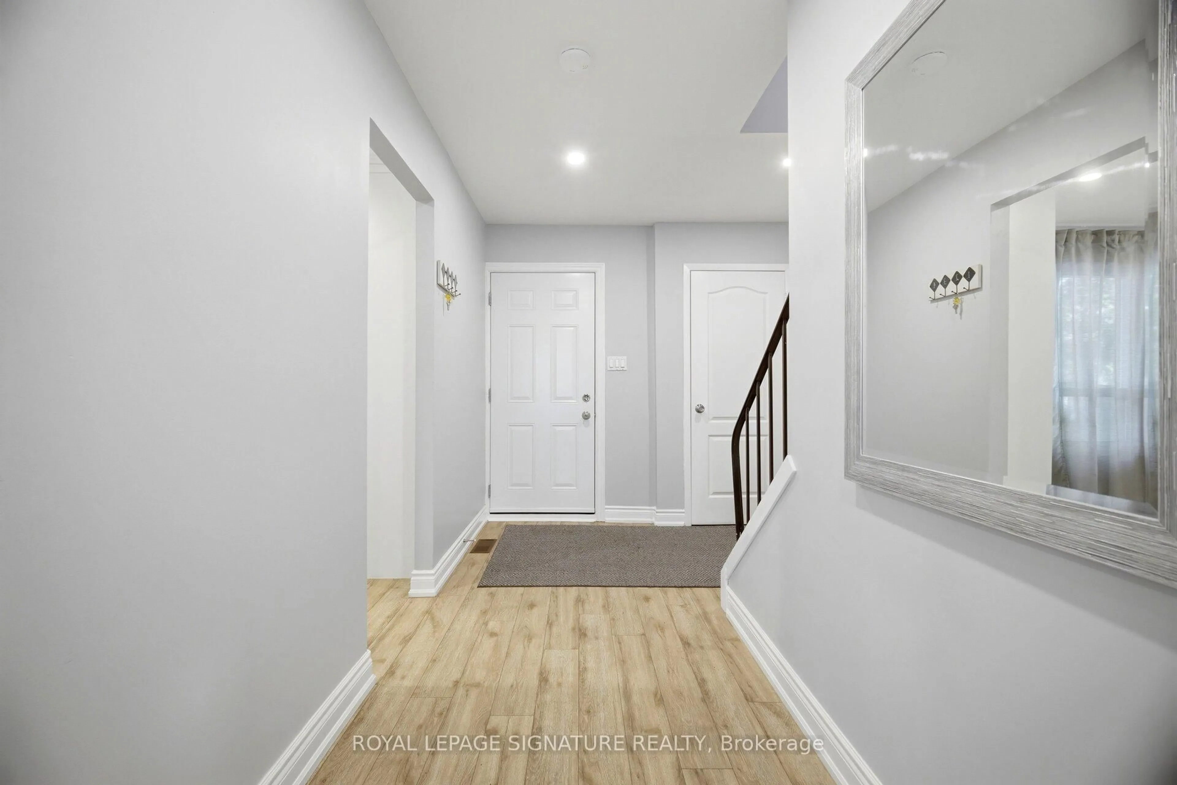 Indoor entryway for 6540 Falconer Dr #105, Mississauga Ontario L5N 1M1