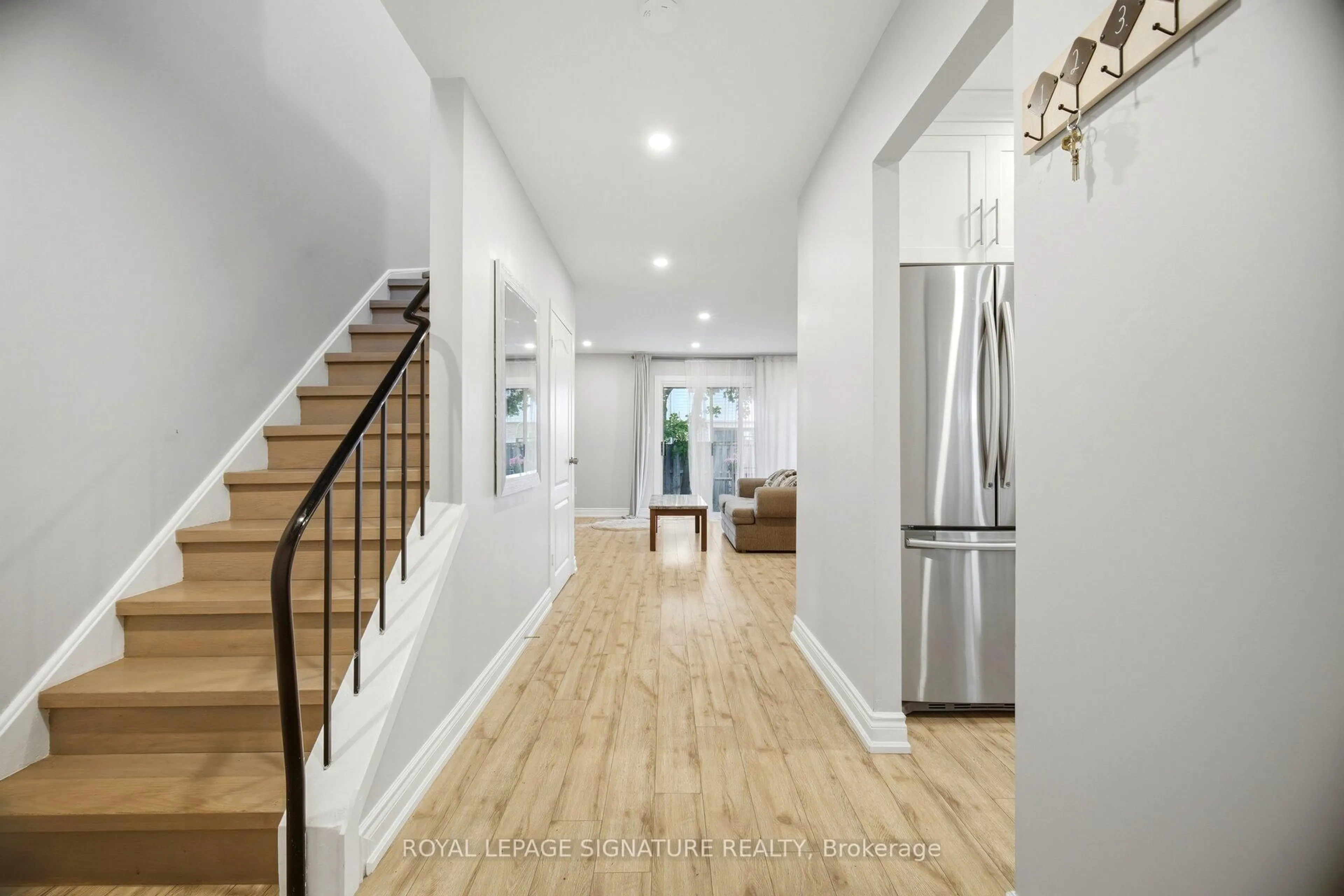 Indoor entryway for 6540 Falconer Dr #105, Mississauga Ontario L5N 1M1
