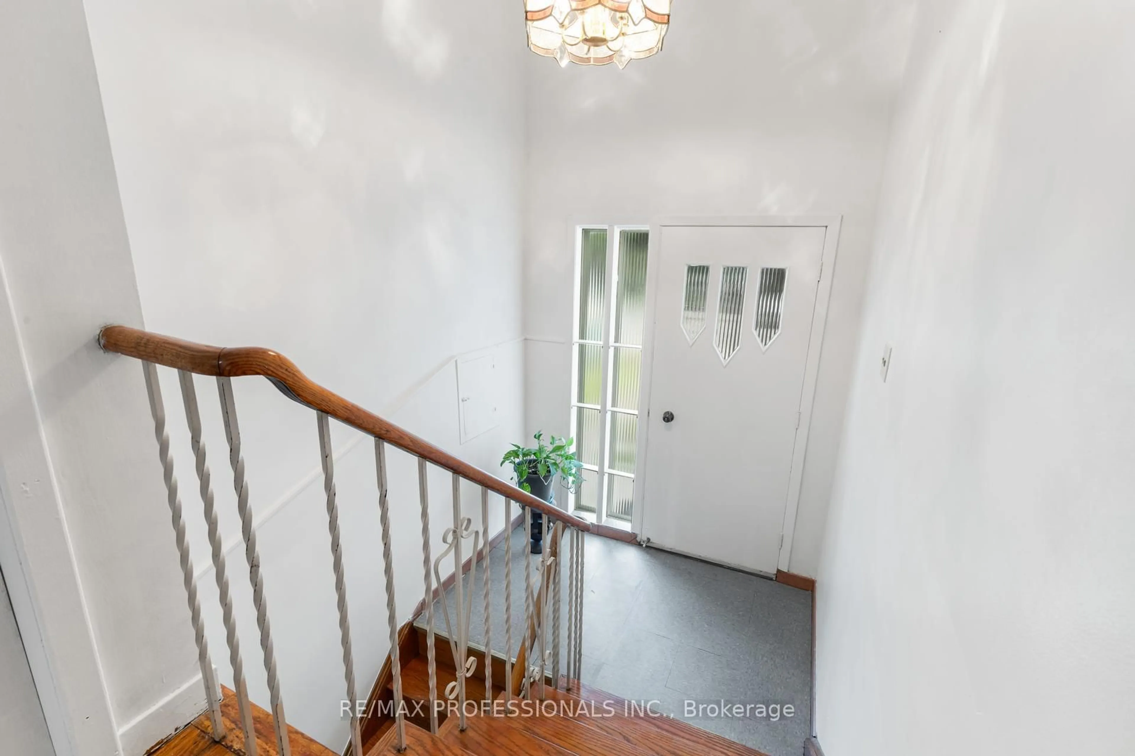 Indoor foyer for 102 Symons St, Toronto Ontario M8V 1V2