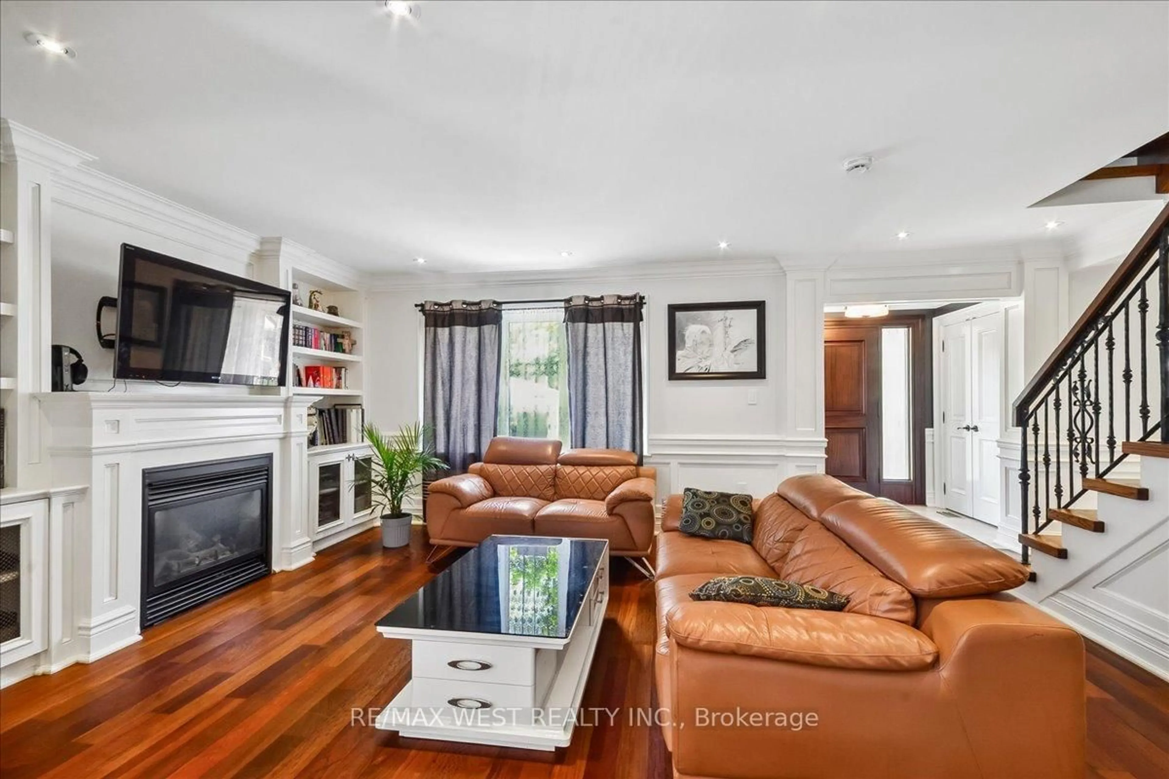 Living room with furniture, wood/laminate floor for 11 Hillcroft Dr, Toronto Ontario M9B 4X4