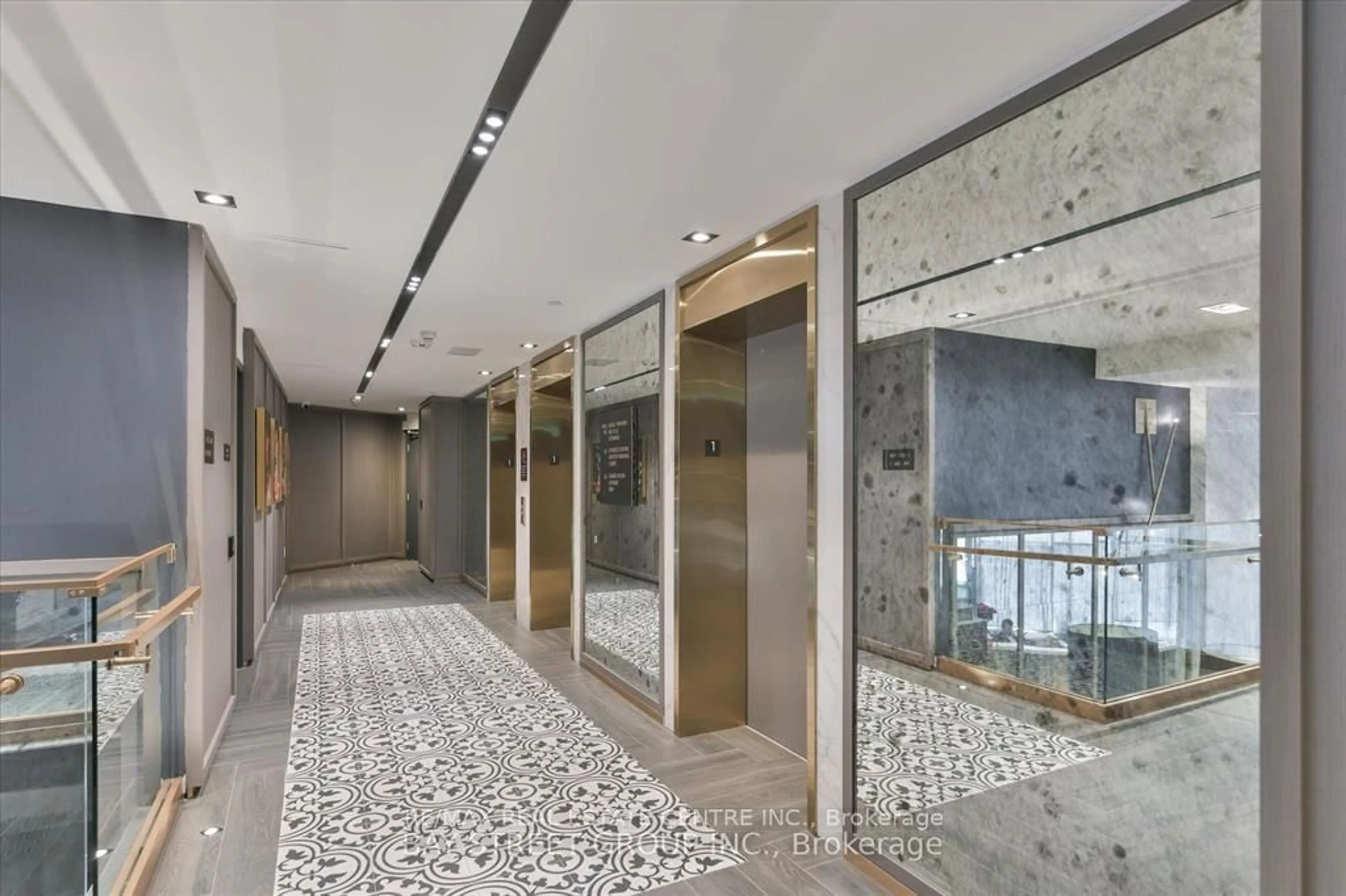 Indoor foyer for 395 Dundas St #221, Oakville Ontario L6M 4M2