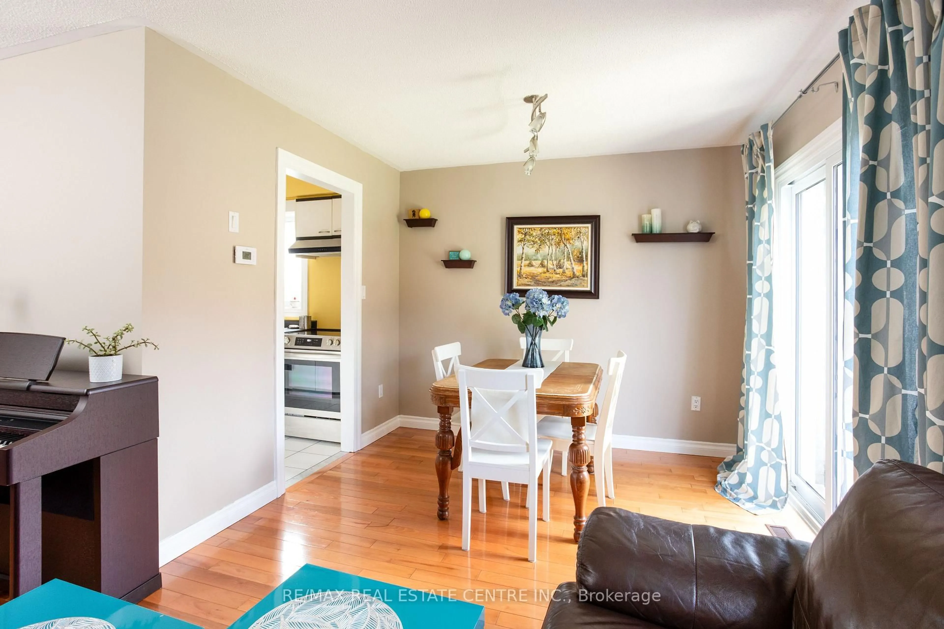 Dining room, wood/laminate floor for 5543 Antrex Cres, Mississauga Ontario L4Z 3T8