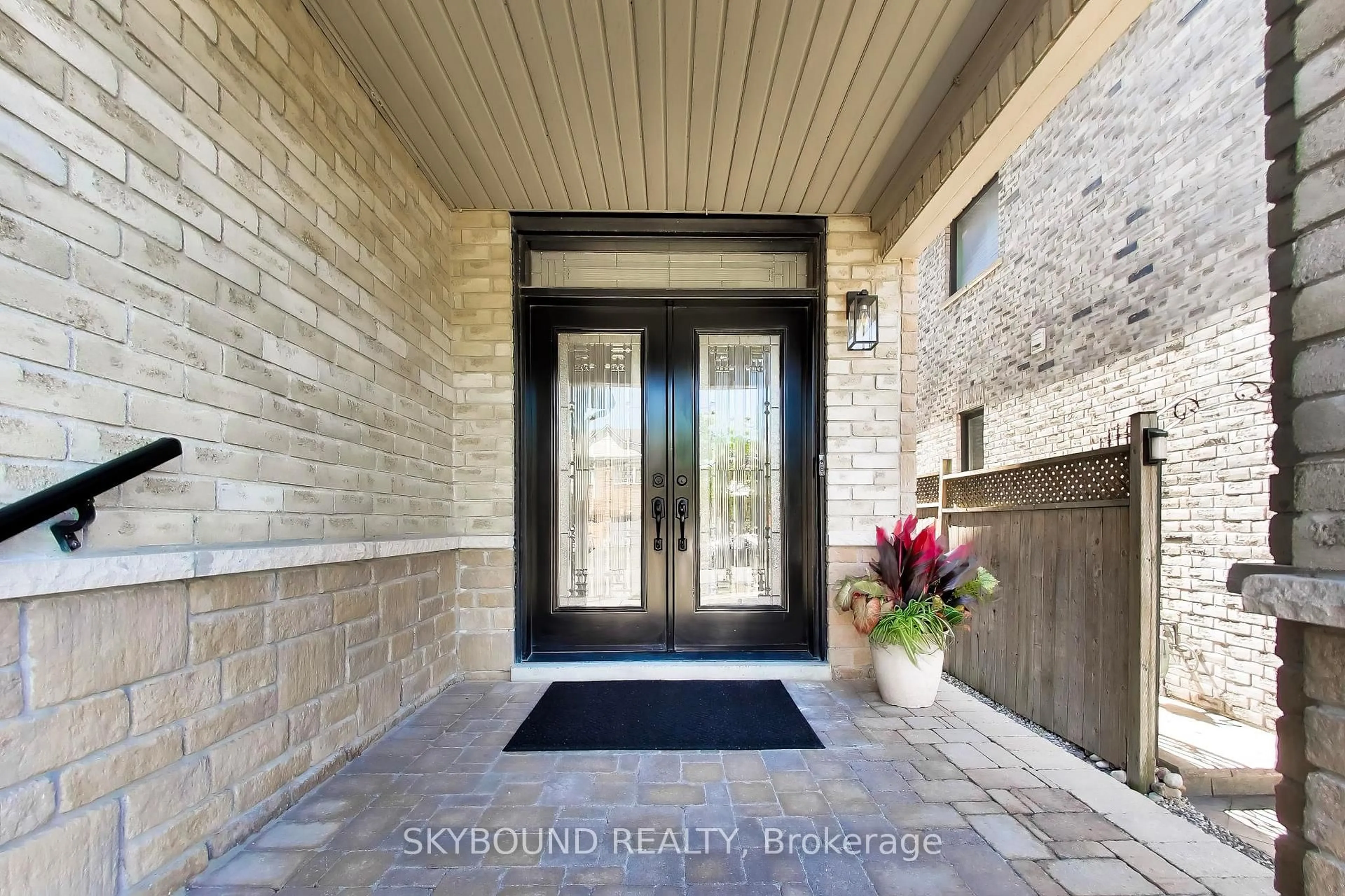 Indoor entryway for 3890 McDowell Dr, Mississauga Ontario L5M 6P2