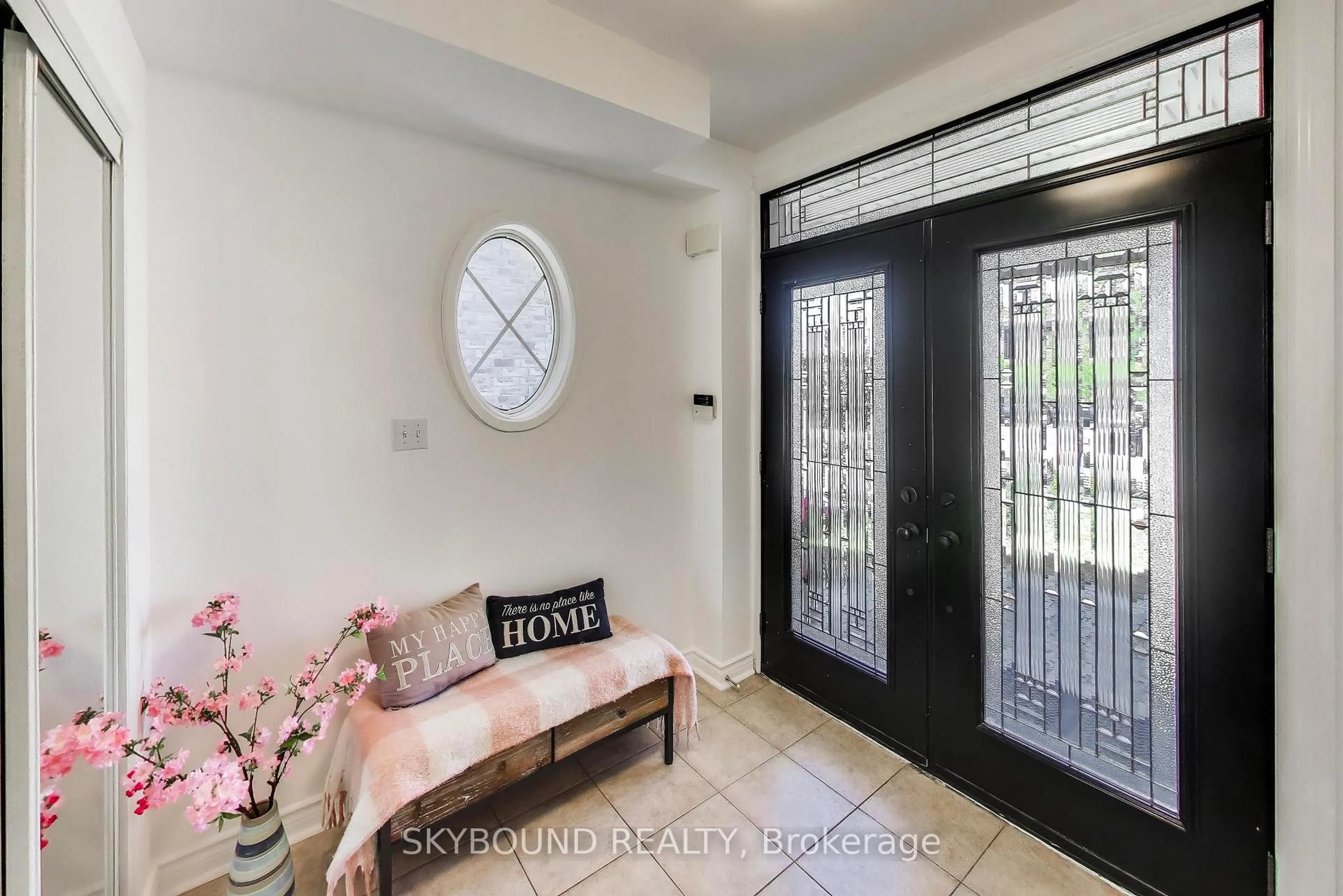 Indoor entryway for 3890 McDowell Dr, Mississauga Ontario L5M 6P2