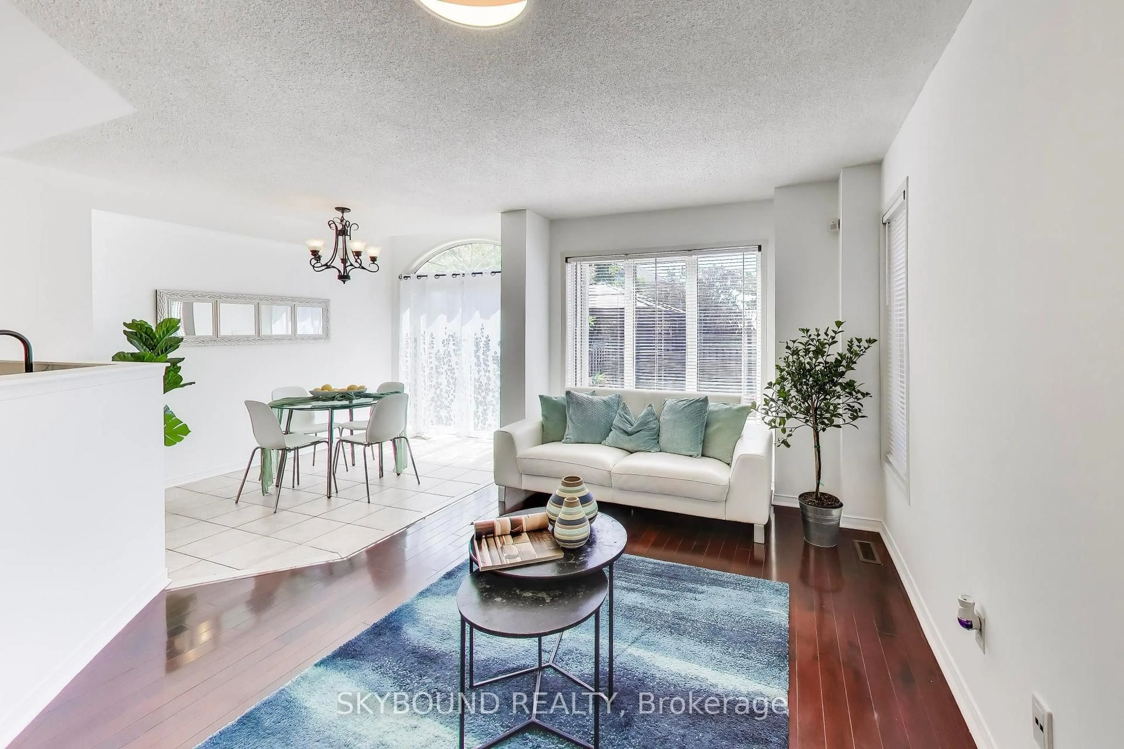 Living room with furniture, unknown for 3890 McDowell Dr, Mississauga Ontario L5M 6P2