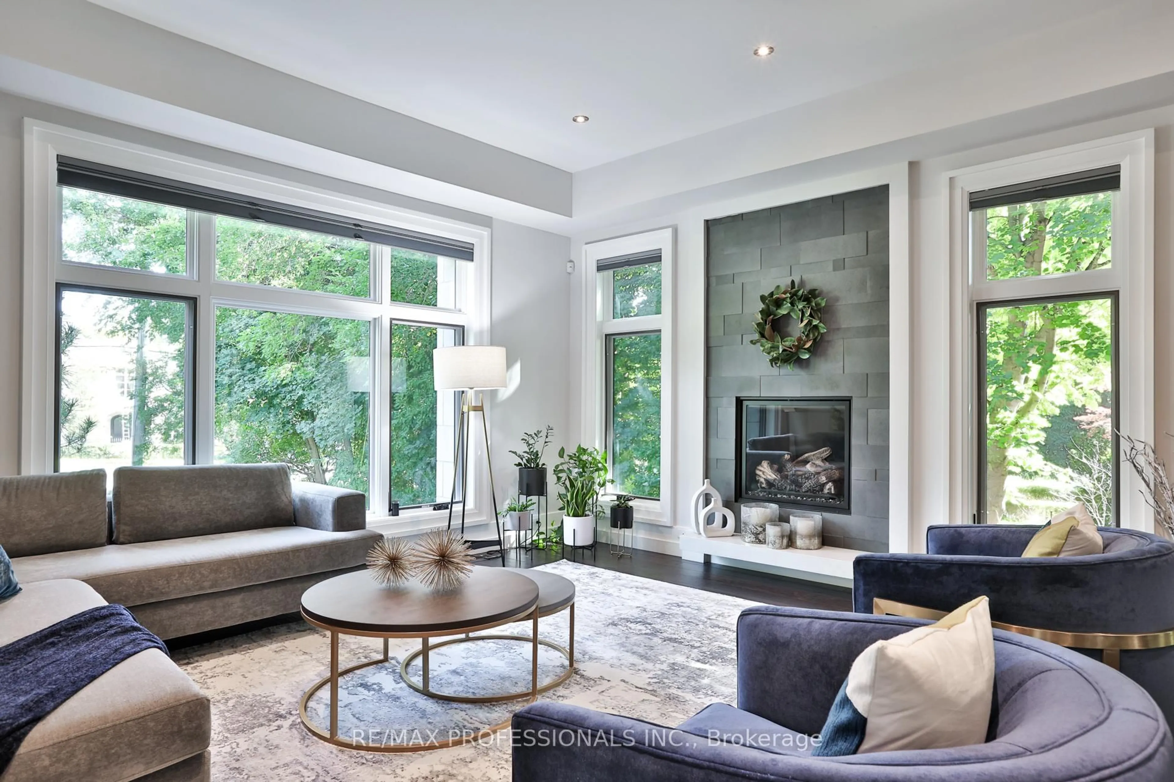 Living room with furniture, unknown for 262 Maple Grove Dr, Oakville Ontario L6J 4V5