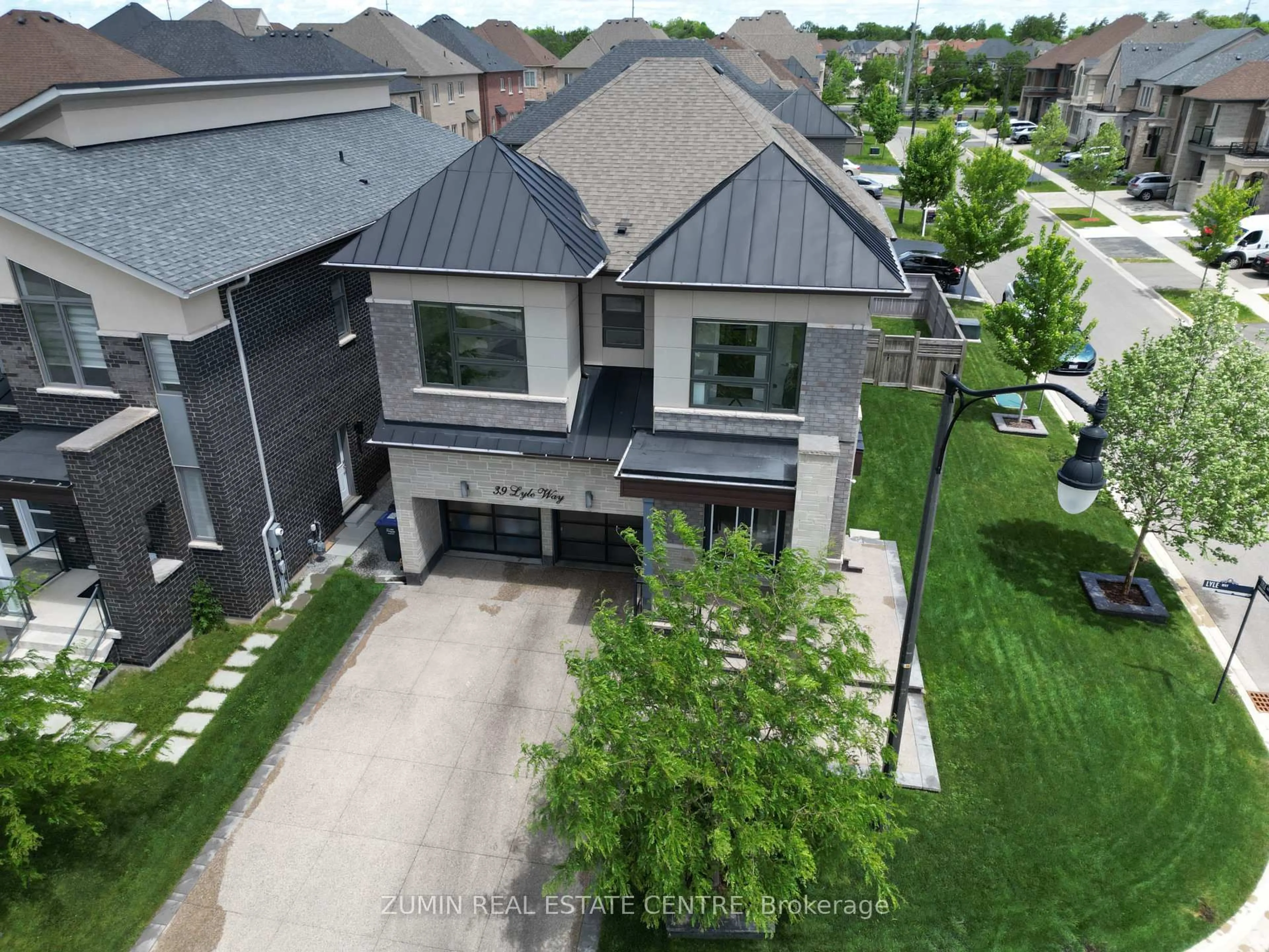A pic from outside/outdoor area/front of a property/back of a property/a pic from drone, street for 39 Lyle Way, Brampton Ontario L6X 0B4