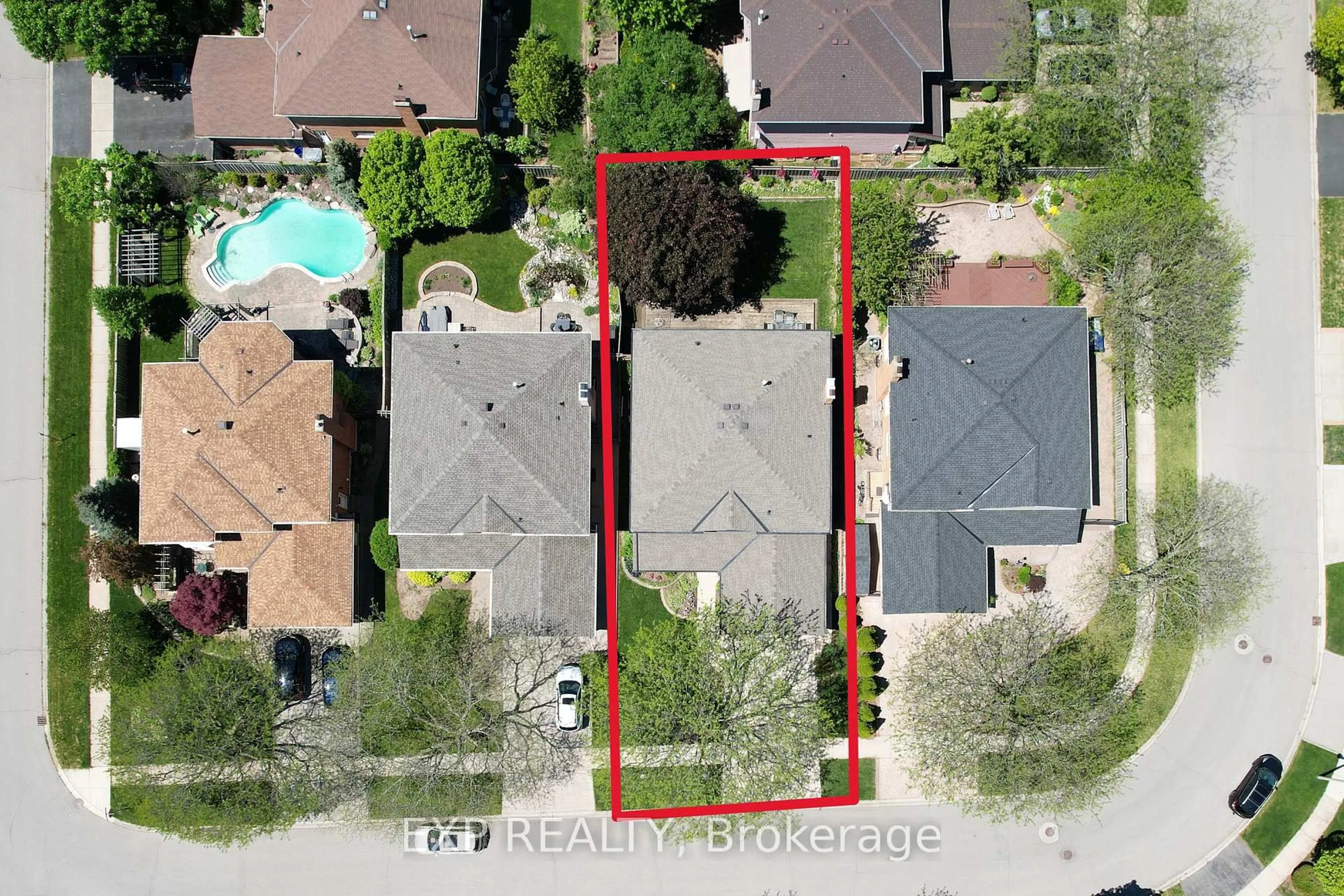 A pic from outside/outdoor area/front of a property/back of a property/a pic from drone, street for 209 Nottingham Dr, Oakville Ontario L6H 4H7