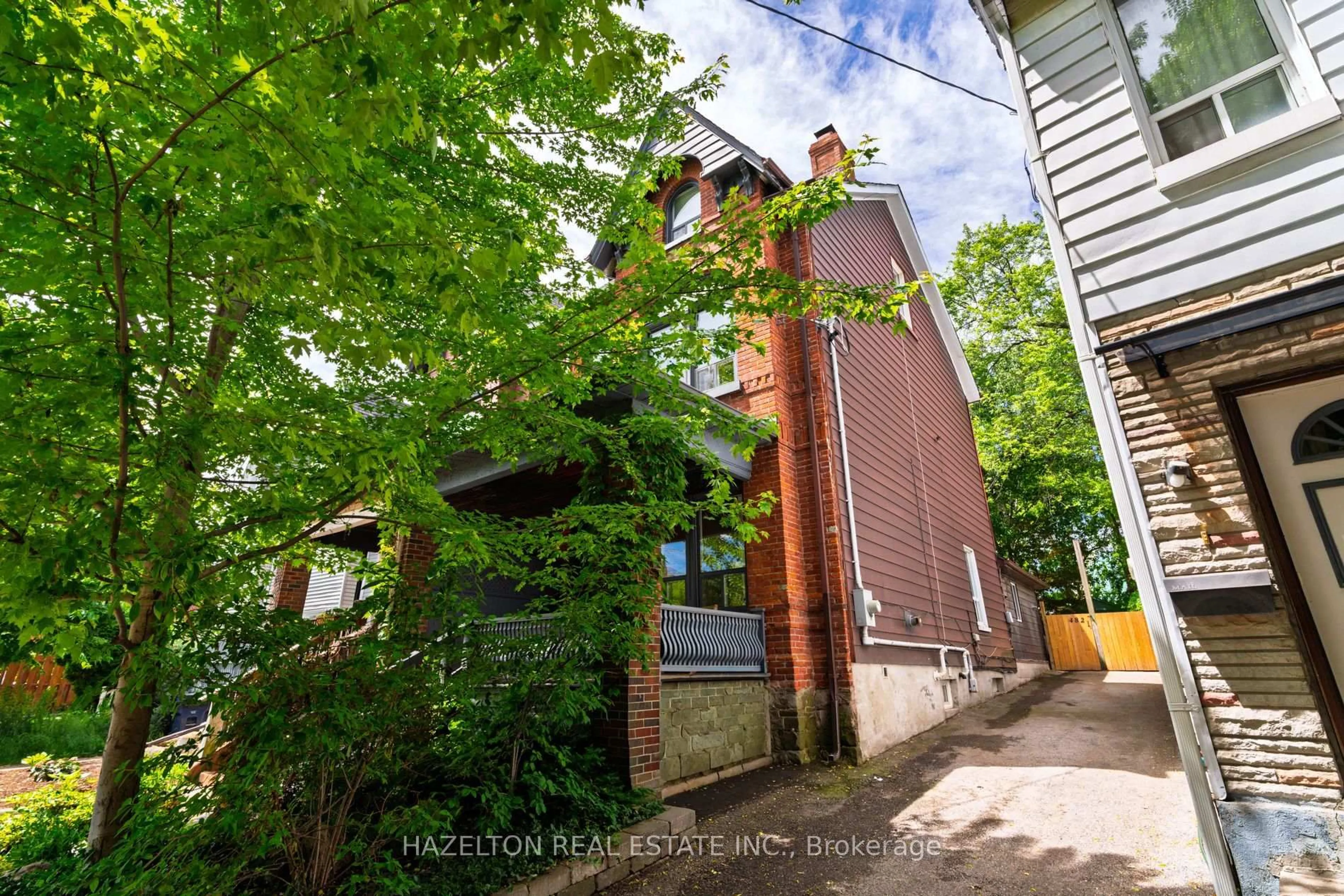 A pic from outside/outdoor area/front of a property/back of a property/a pic from drone, street for 482 Indian Grve, Toronto Ontario M6P 2H9