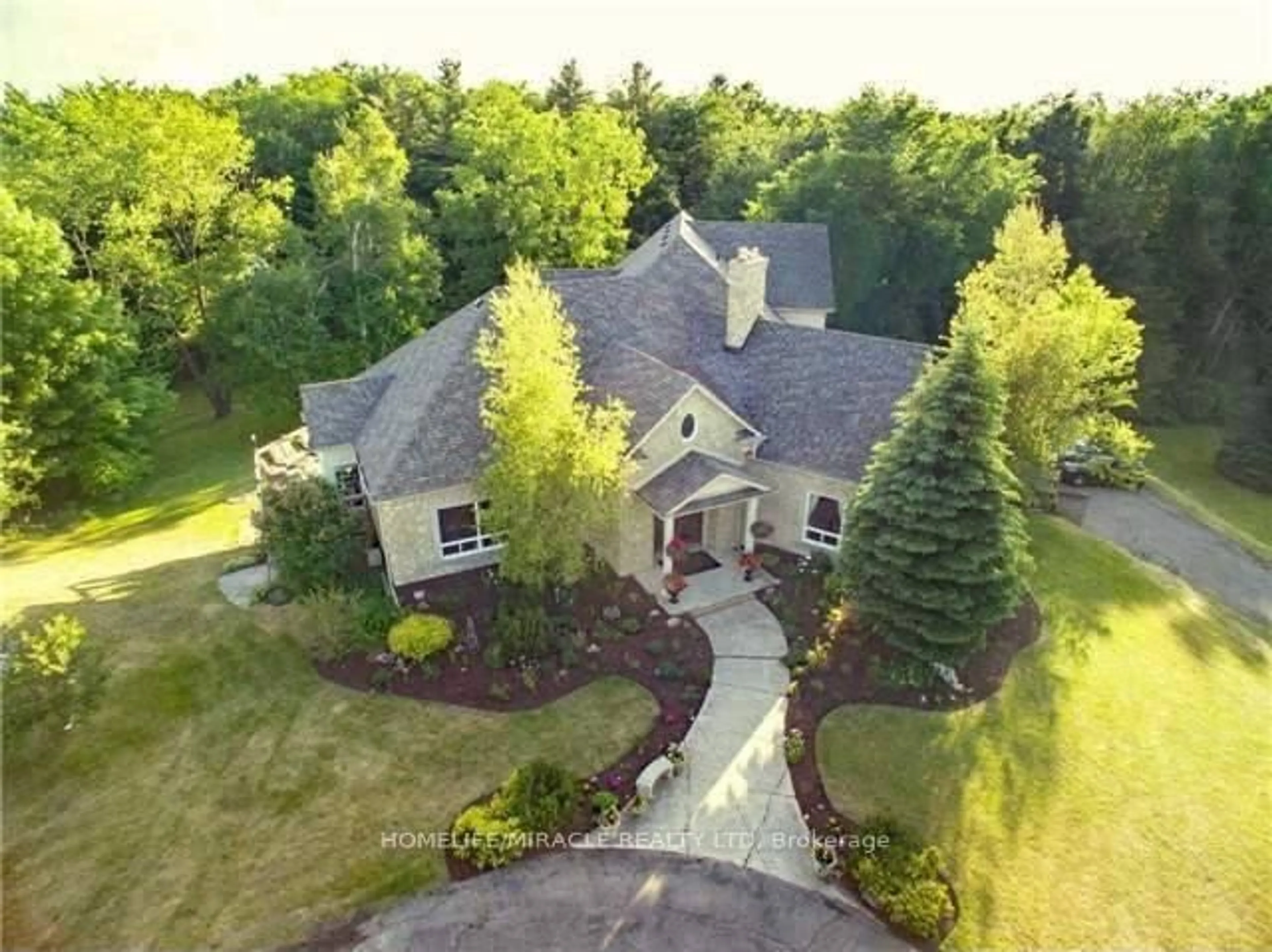 A pic from outside/outdoor area/front of a property/back of a property/a pic from drone, street for 19 Tanglewood Dr, Caledon Ontario L7K 0K3
