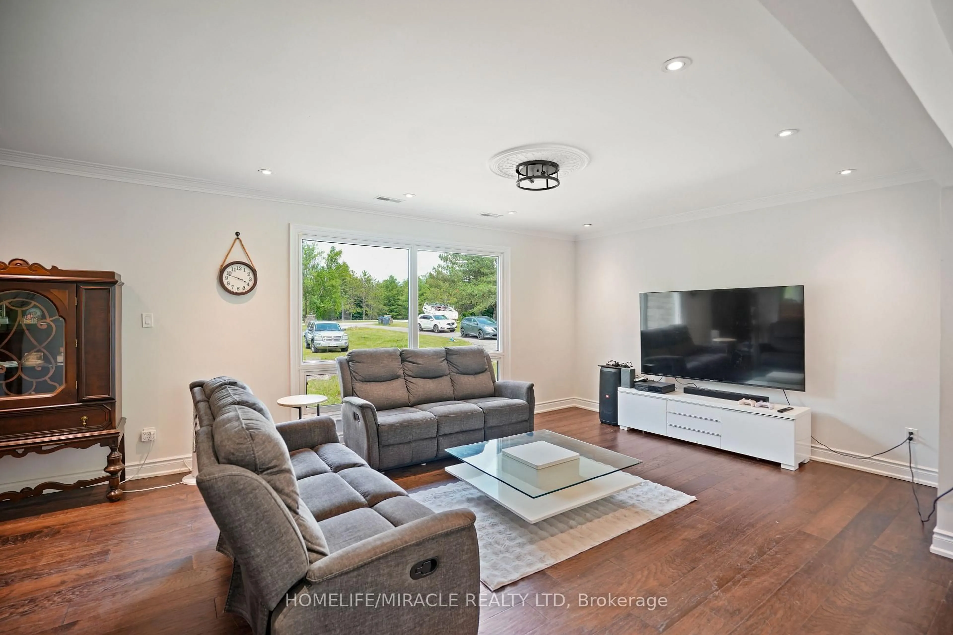 Living room with furniture, unknown for 19 Tanglewood Dr, Caledon Ontario L7K 0K3