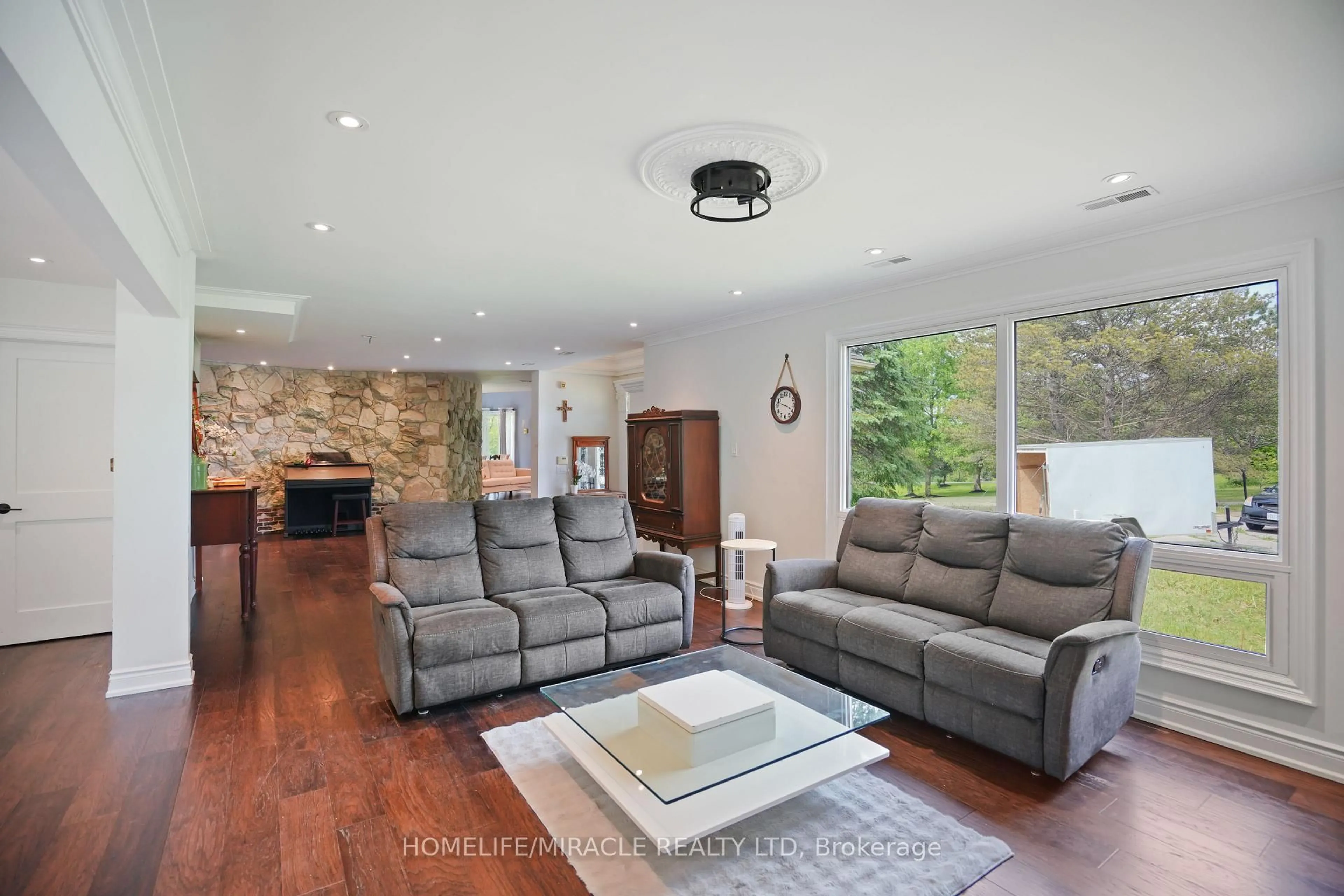 Living room with furniture, unknown for 19 Tanglewood Dr, Caledon Ontario L7K 0K3