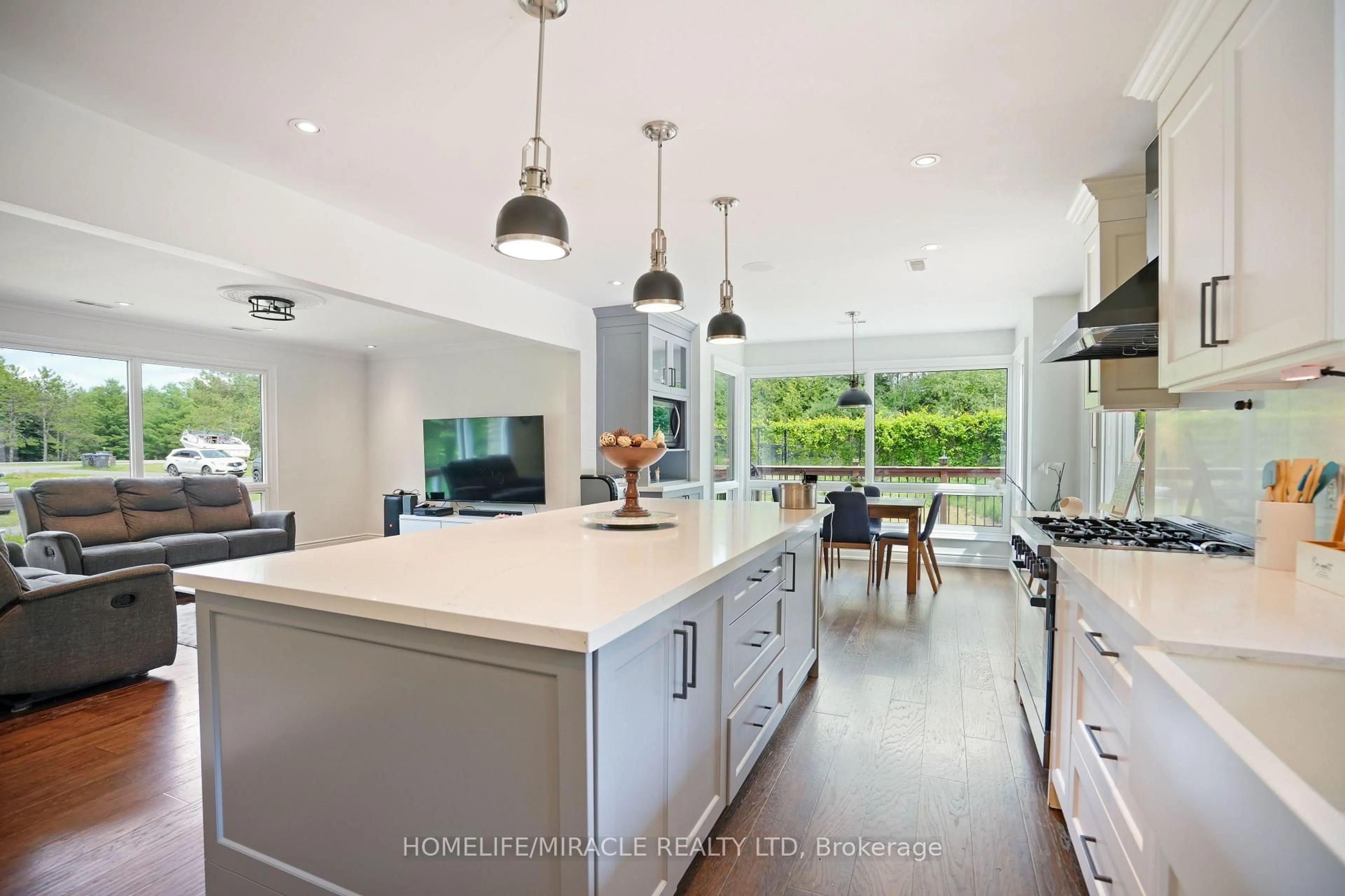 Contemporary kitchen, unknown for 19 Tanglewood Dr, Caledon Ontario L7K 0K3
