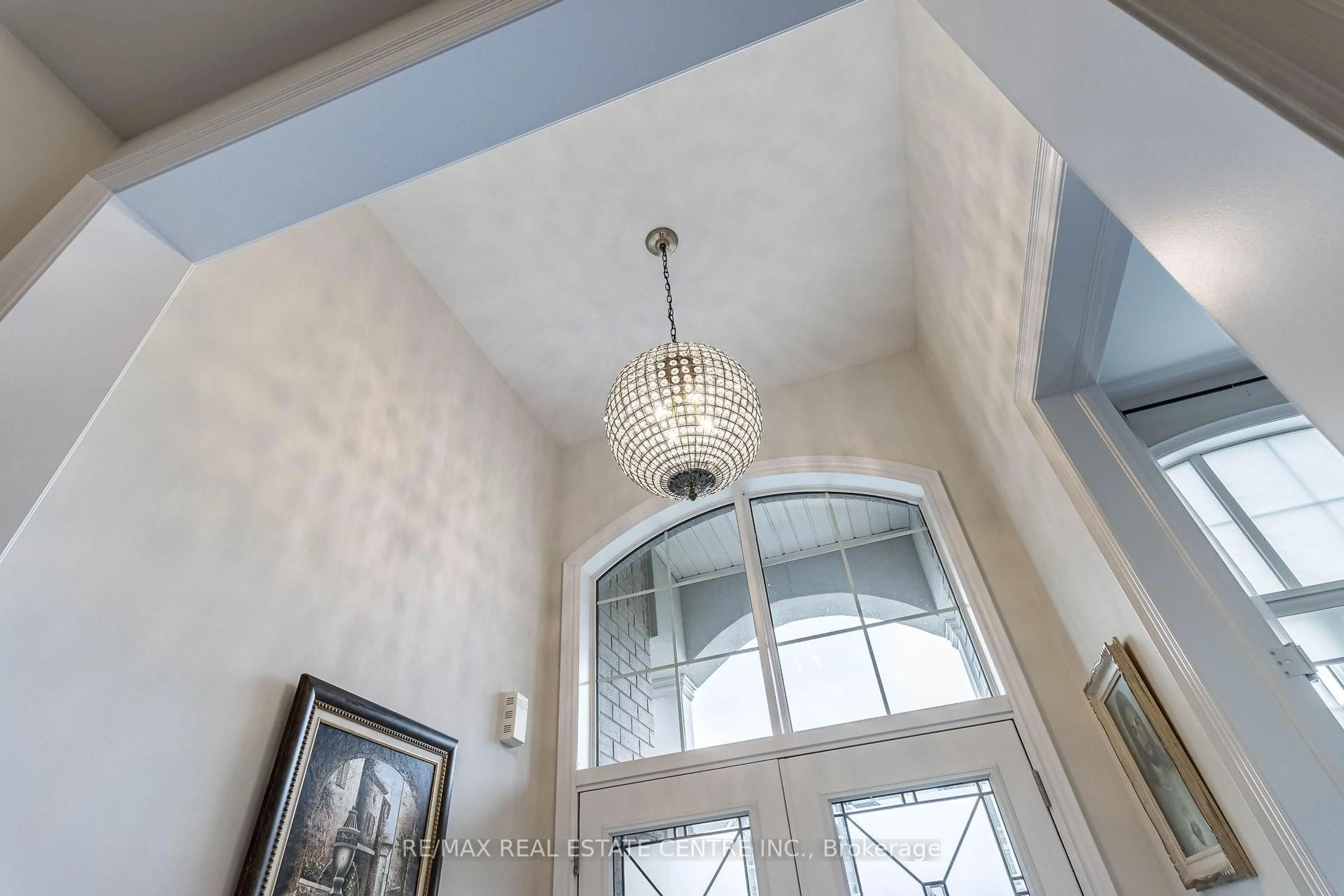 Indoor foyer for 35 Arthur Griffin Cres, Caledon Ontario L7C 4E9