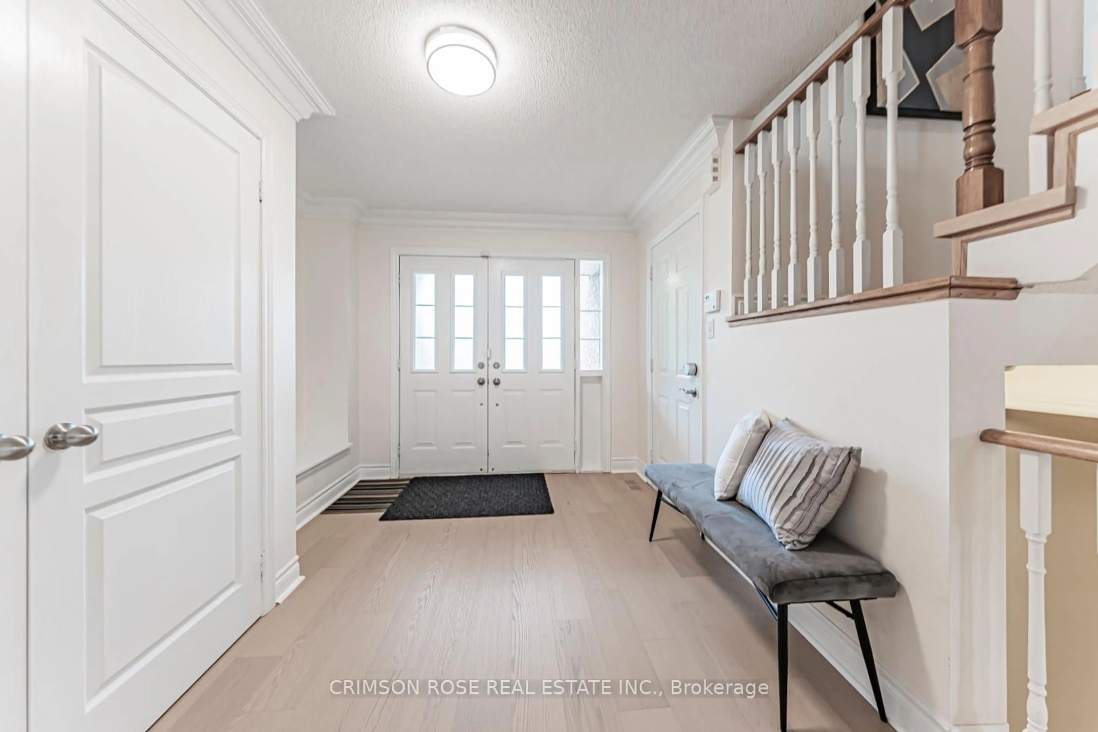 Indoor entryway for 489 Ravineview Way, Oakville Ontario L6H 6T1