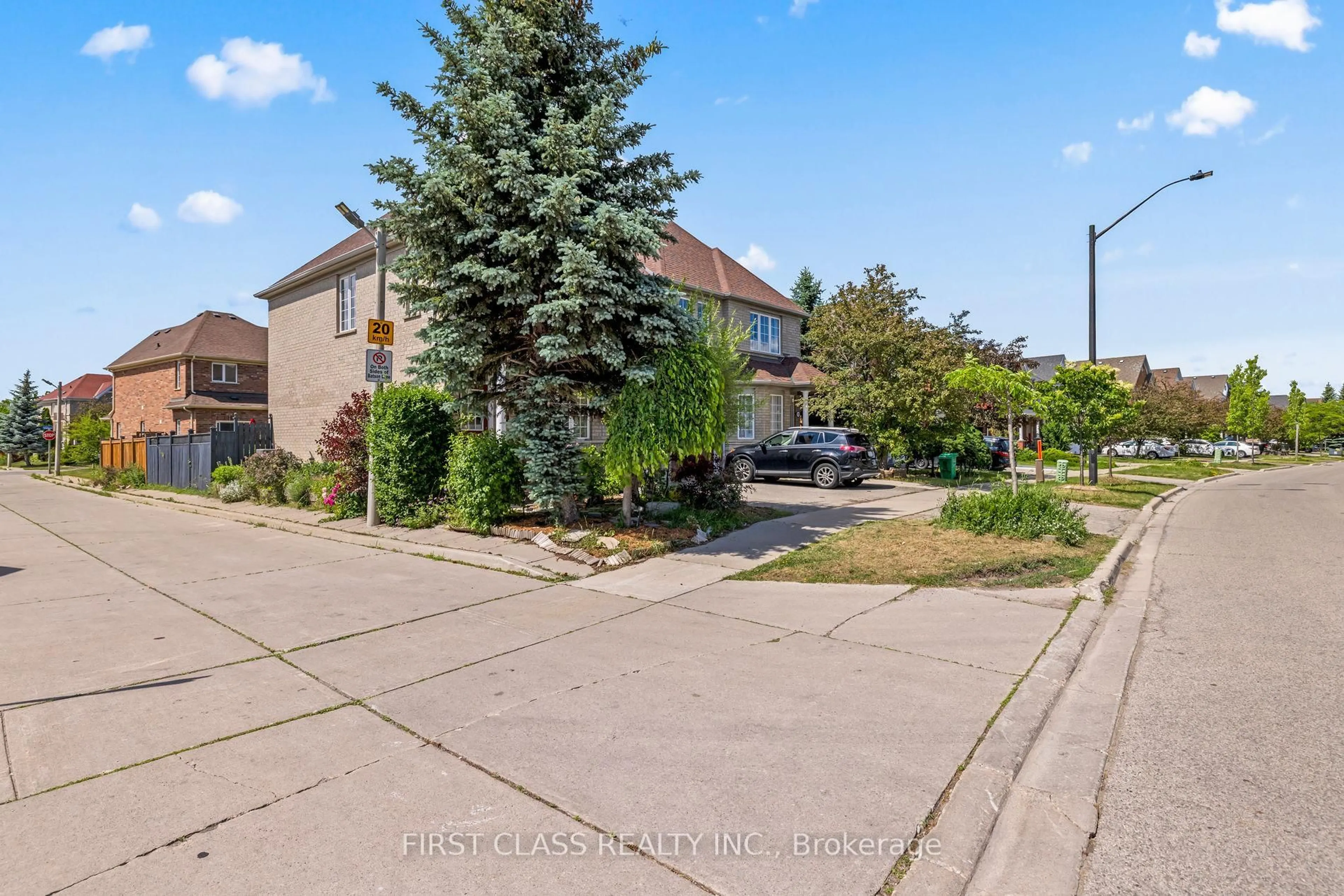 A pic from outside/outdoor area/front of a property/back of a property/a pic from drone, street for 3181 Bentley Dr, Mississauga Ontario L5M 6V8