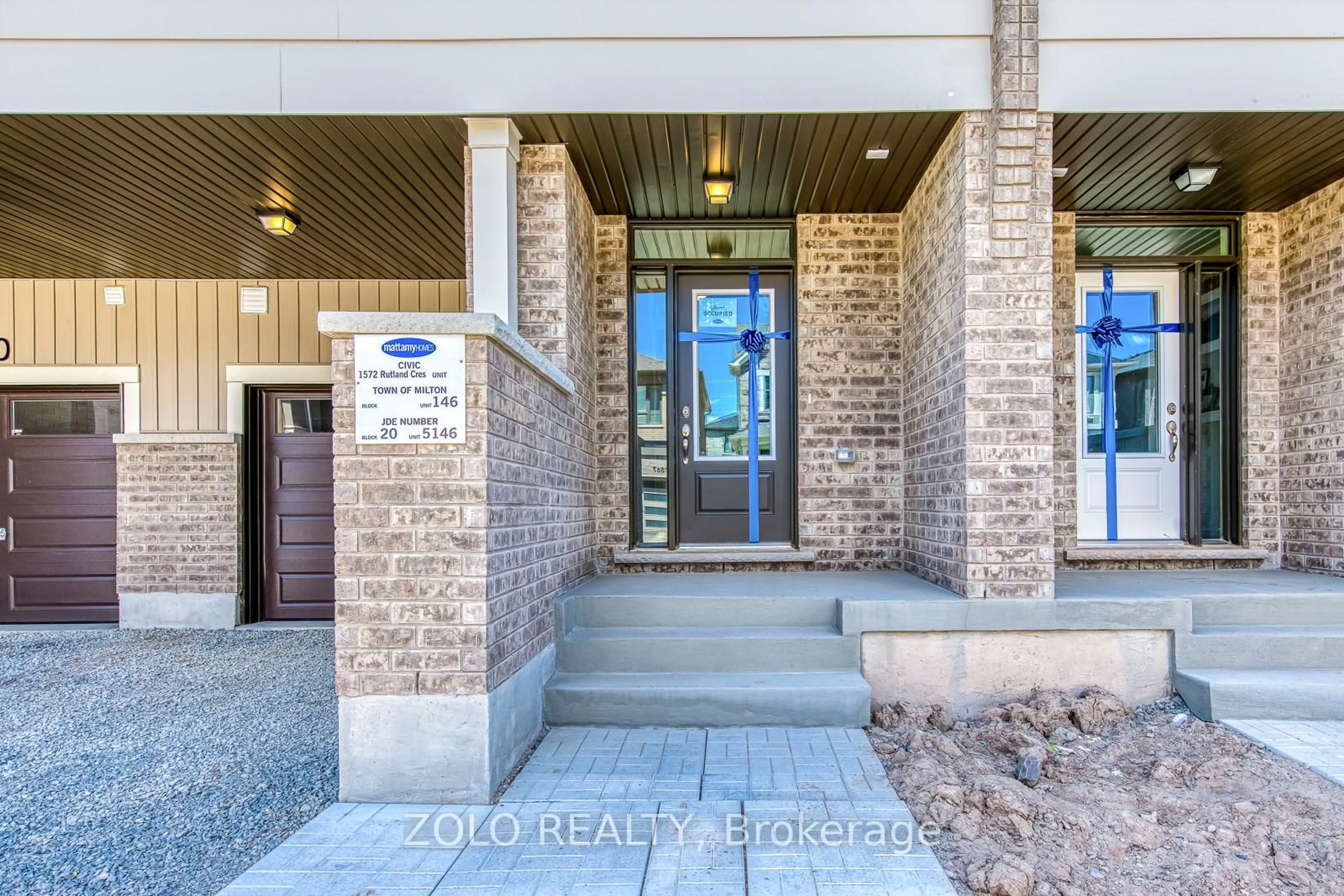 Indoor foyer for 1572 Rutland Cres, Milton Ontario L9E 2H5