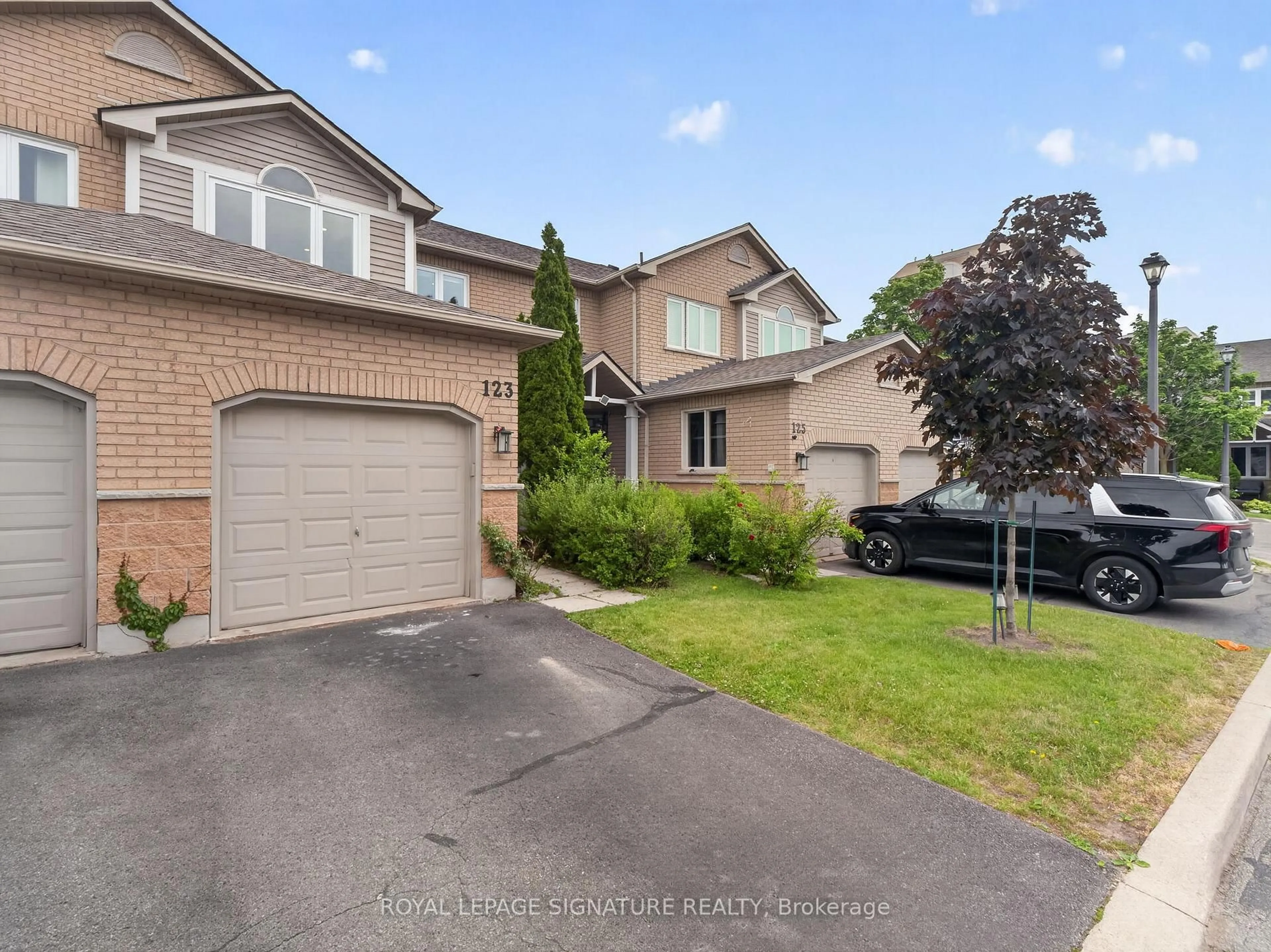 A pic from outside/outdoor area/front of a property/back of a property/a pic from drone, street for 833 Scollard Crt #123, Mississauga Ontario L5V 2B4