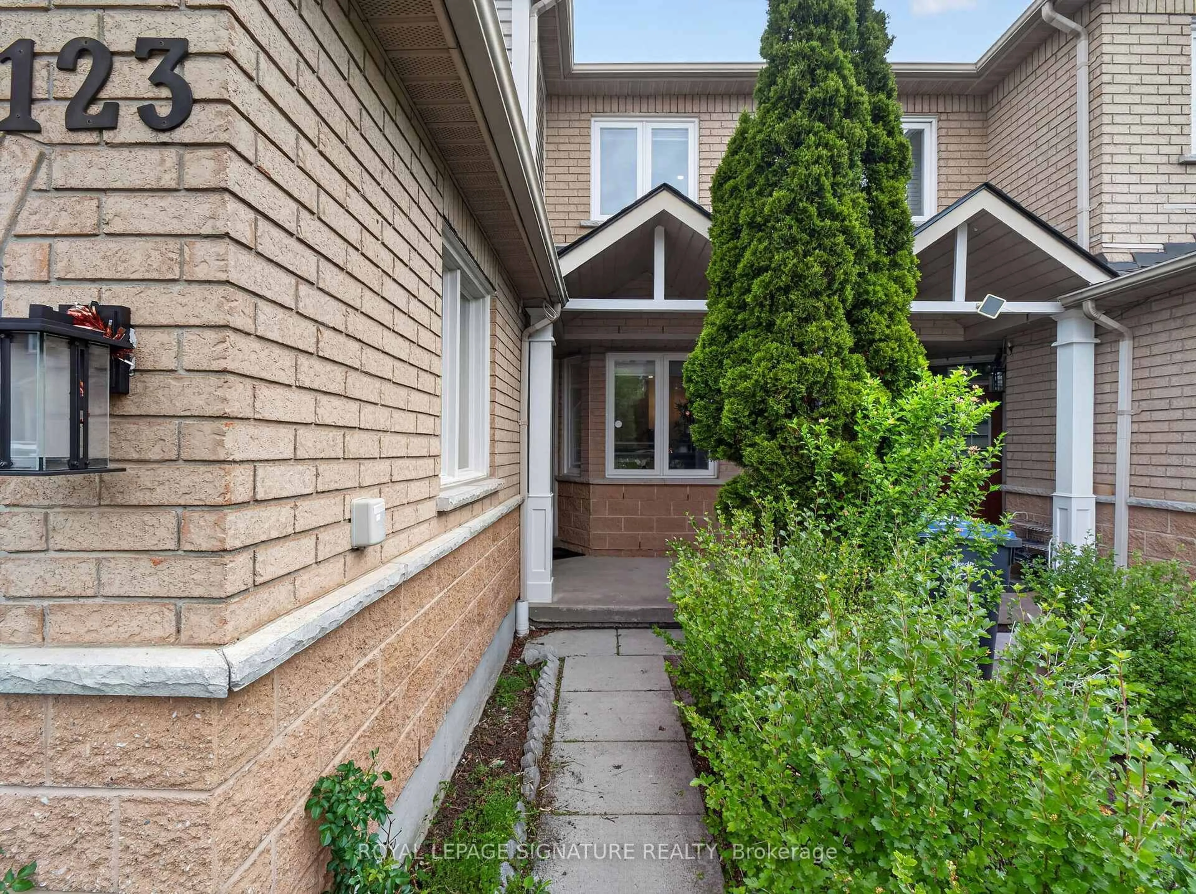 Home with brick exterior material, street for 833 Scollard Crt #123, Mississauga Ontario L5V 2B4