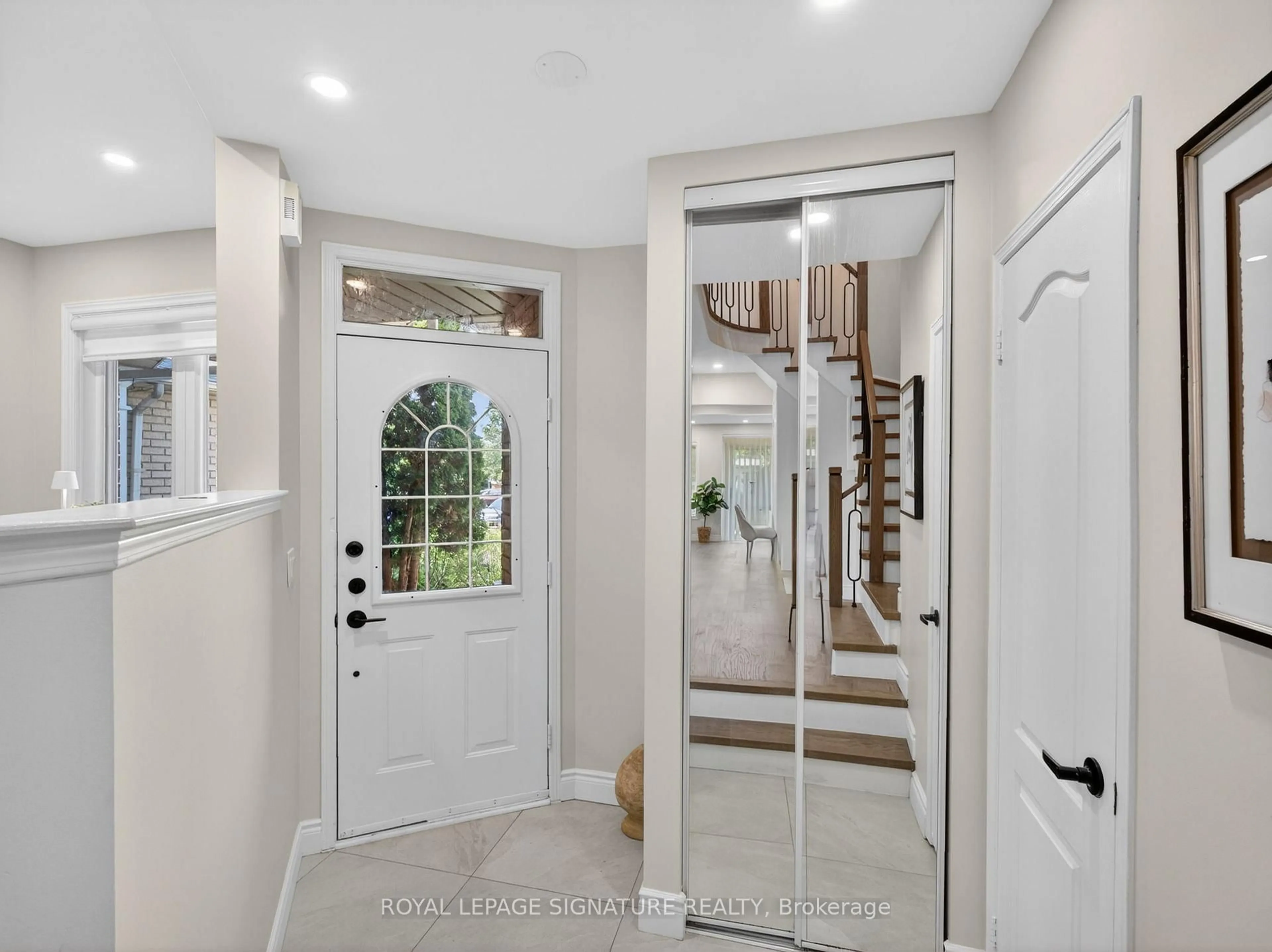 Indoor entryway for 833 Scollard Crt #123, Mississauga Ontario L5V 2B4