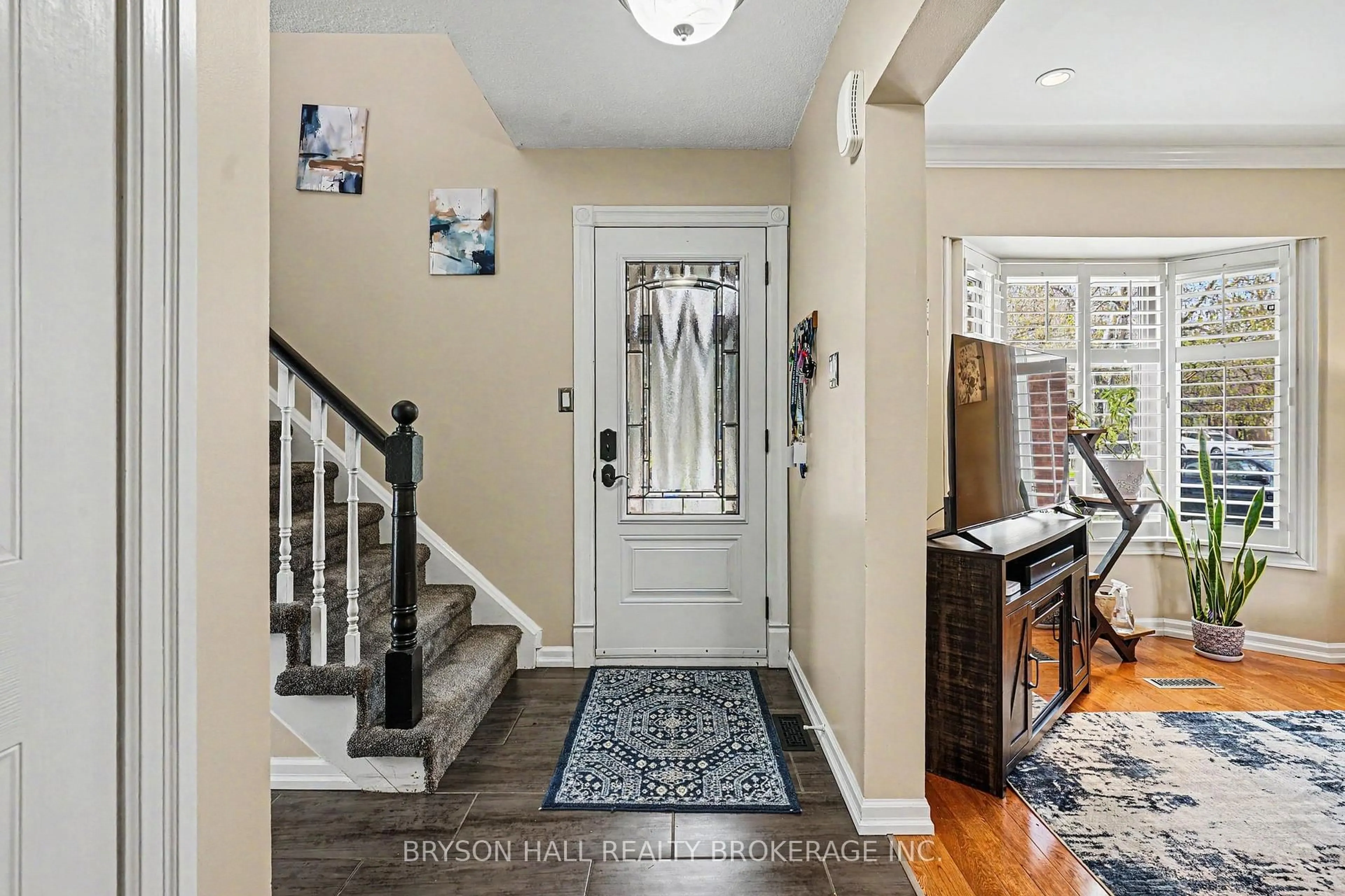 Indoor entryway for 2122 Hunt Cres, Burlington Ontario L7M 2P3