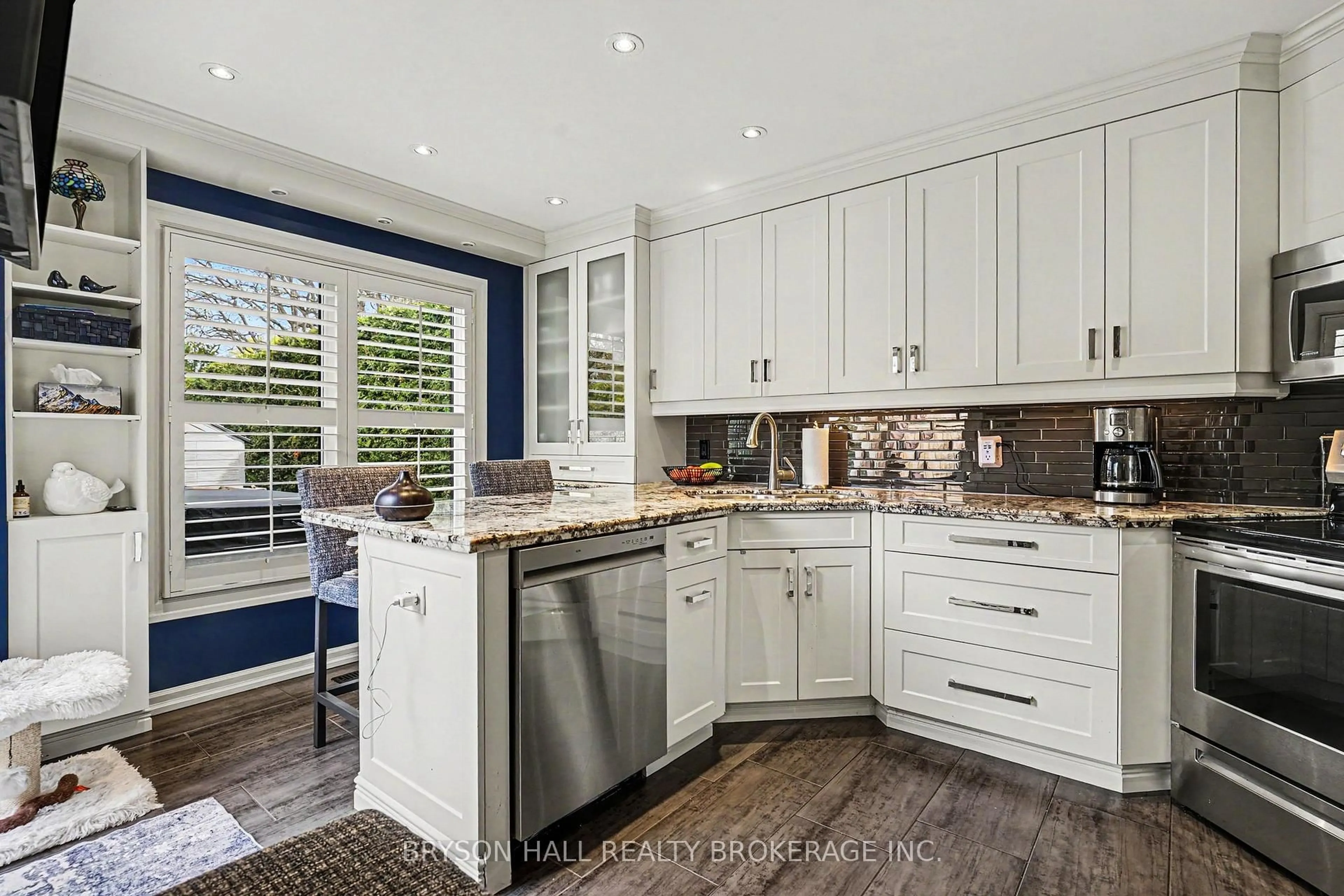 Contemporary kitchen, ceramic/tile floor for 2122 Hunt Cres, Burlington Ontario L7M 2P3