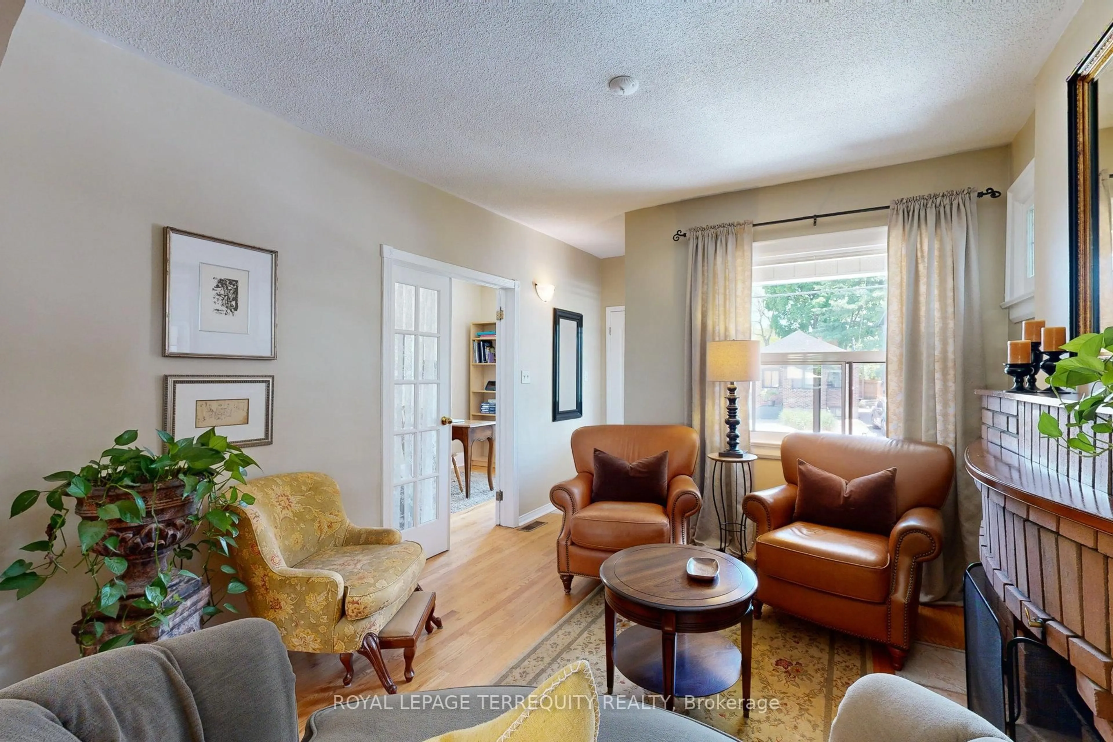 Living room with furniture, unknown for 92 Eileen Ave, Toronto Ontario M6N 1V4