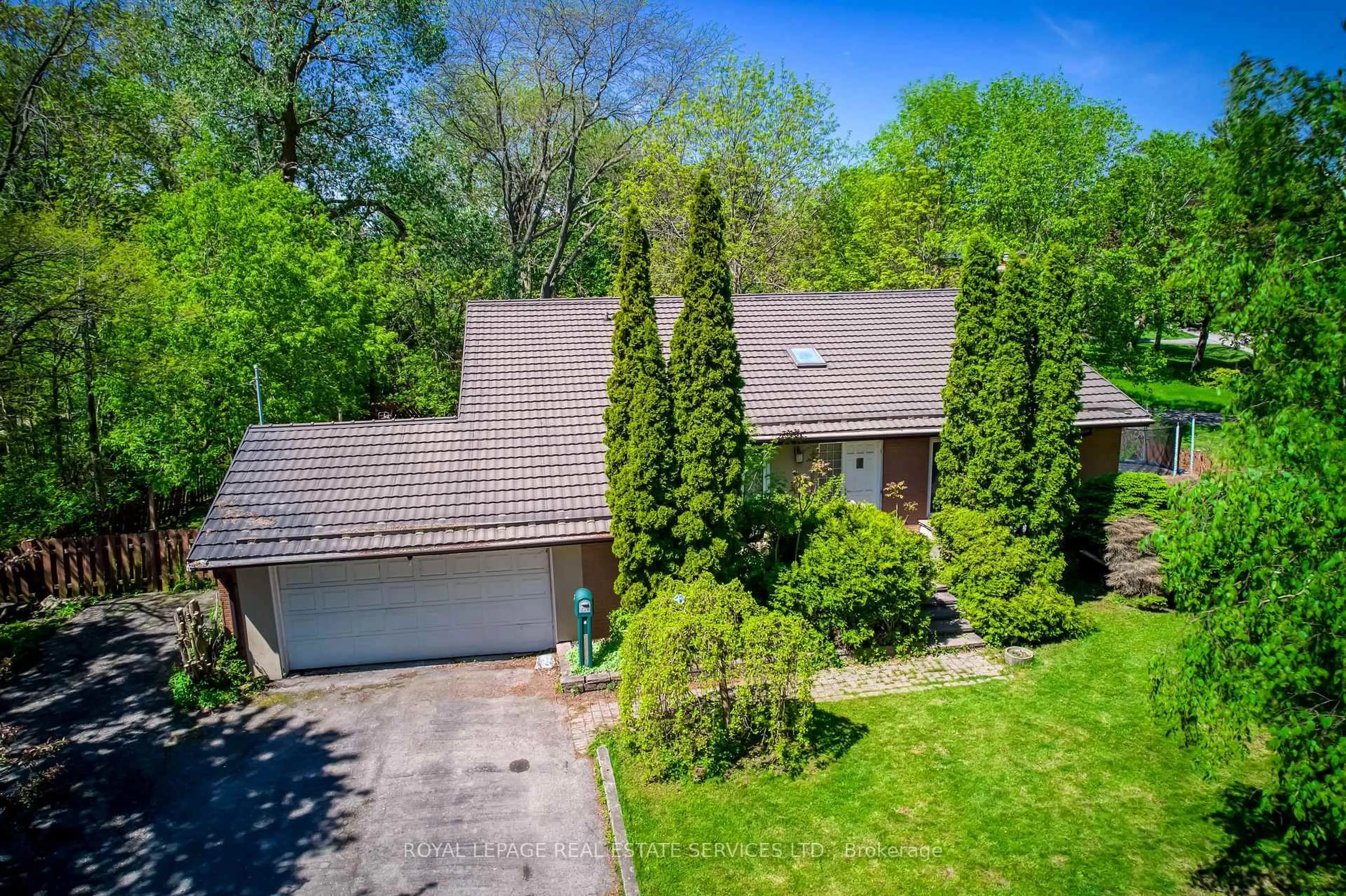 A pic from outside/outdoor area/front of a property/back of a property/a pic from drone, street for 220 Woodhaven Park Dr, Oakville Ontario L6L 4K8
