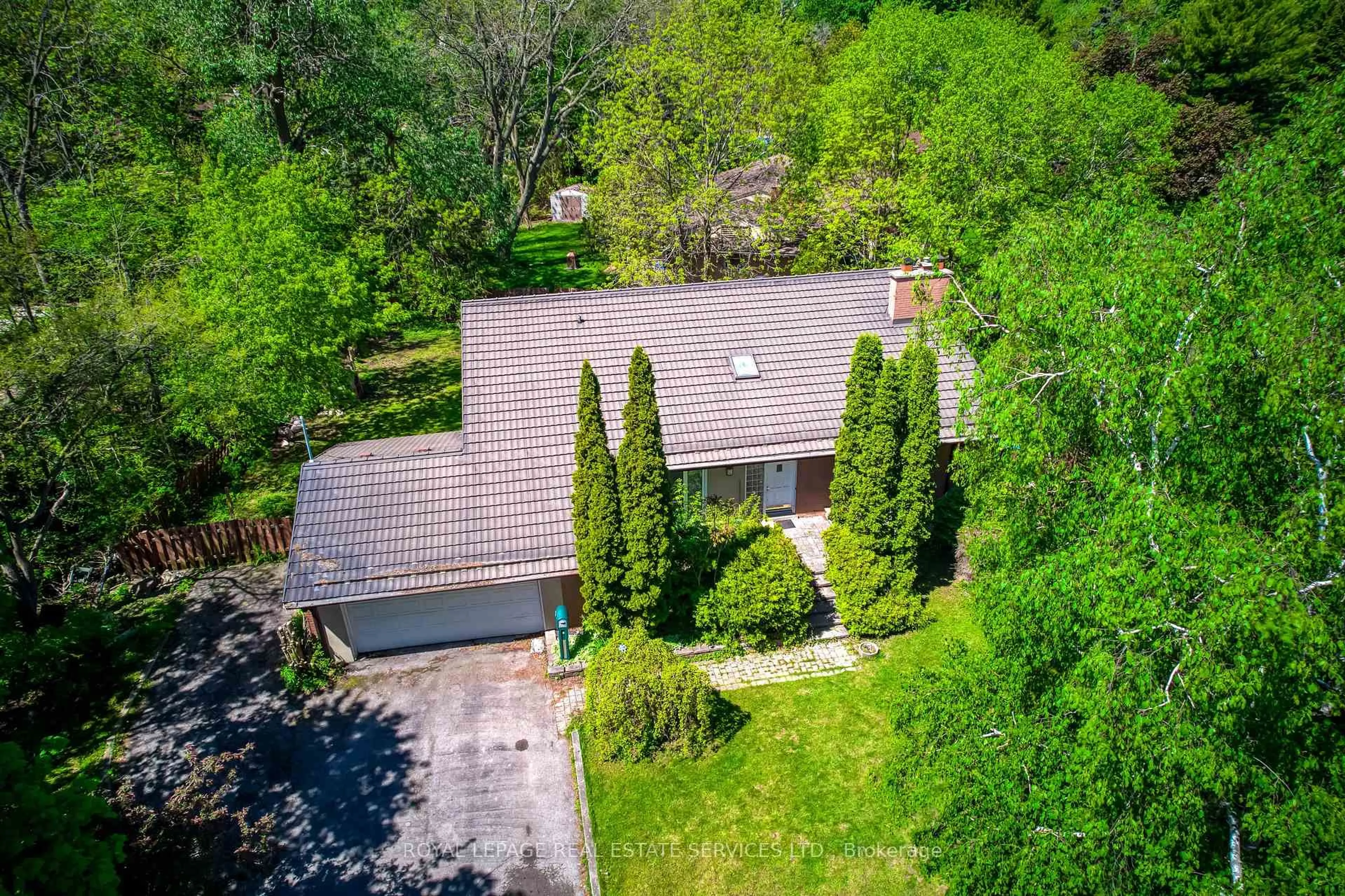 A pic from outside/outdoor area/front of a property/back of a property/a pic from drone, street for 220 Woodhaven Park Dr, Oakville Ontario L6L 4K8